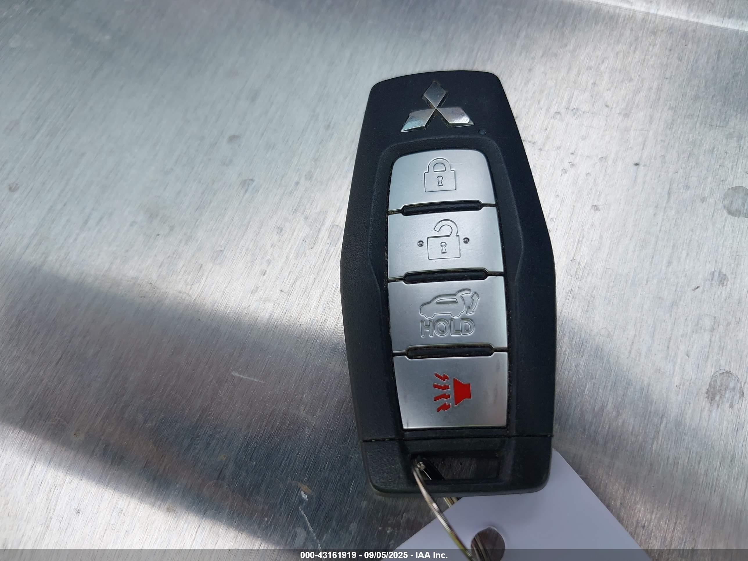 MITSUBISHI OUTLANDER image 11