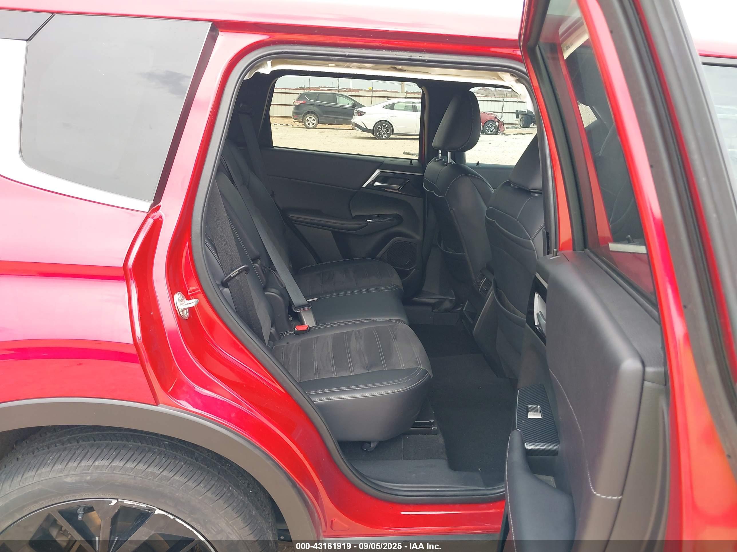MITSUBISHI OUTLANDER image 8