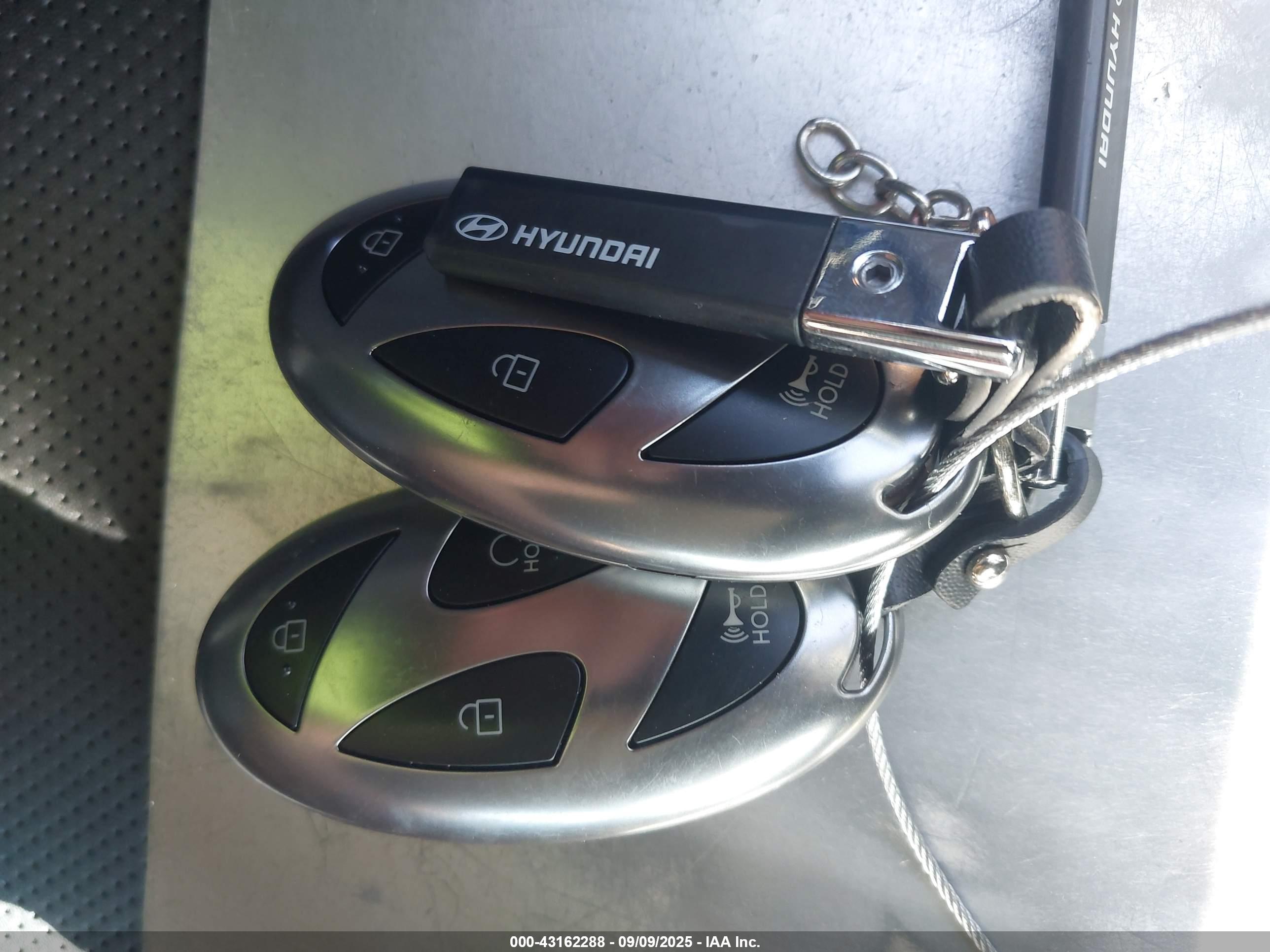HYUNDAI SANTA image 11