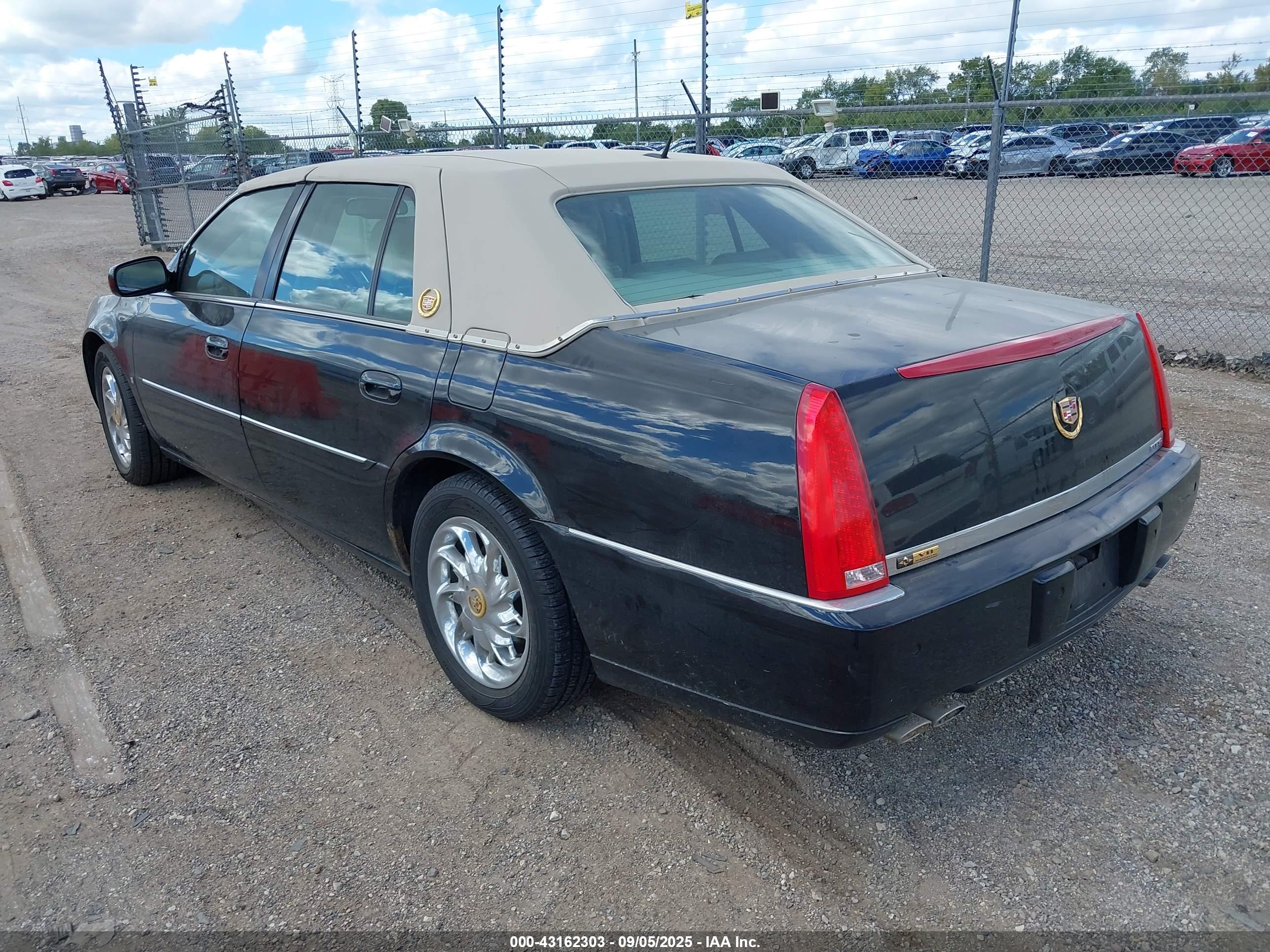CADILLAC DTS image 3