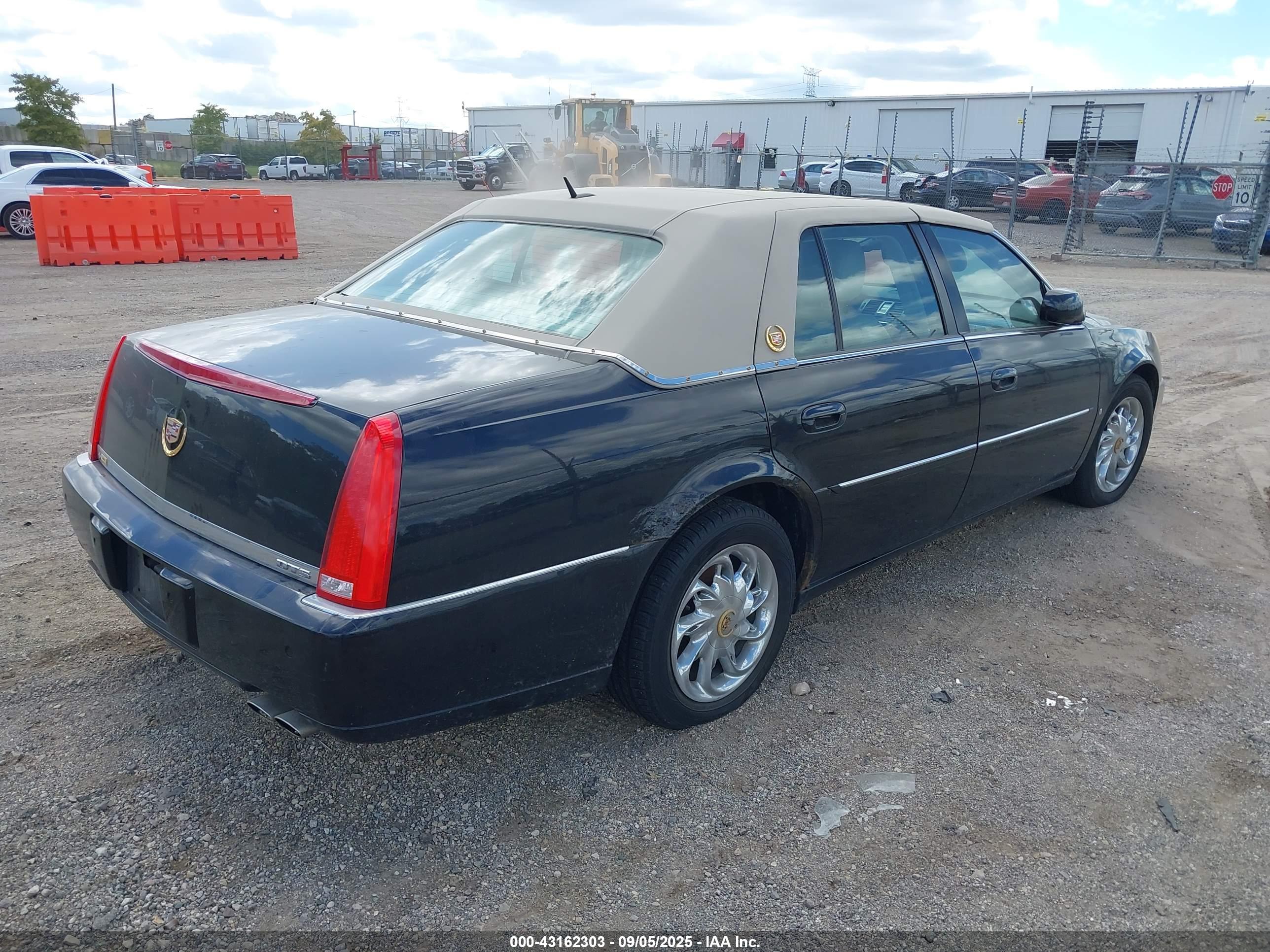 CADILLAC DTS image 4
