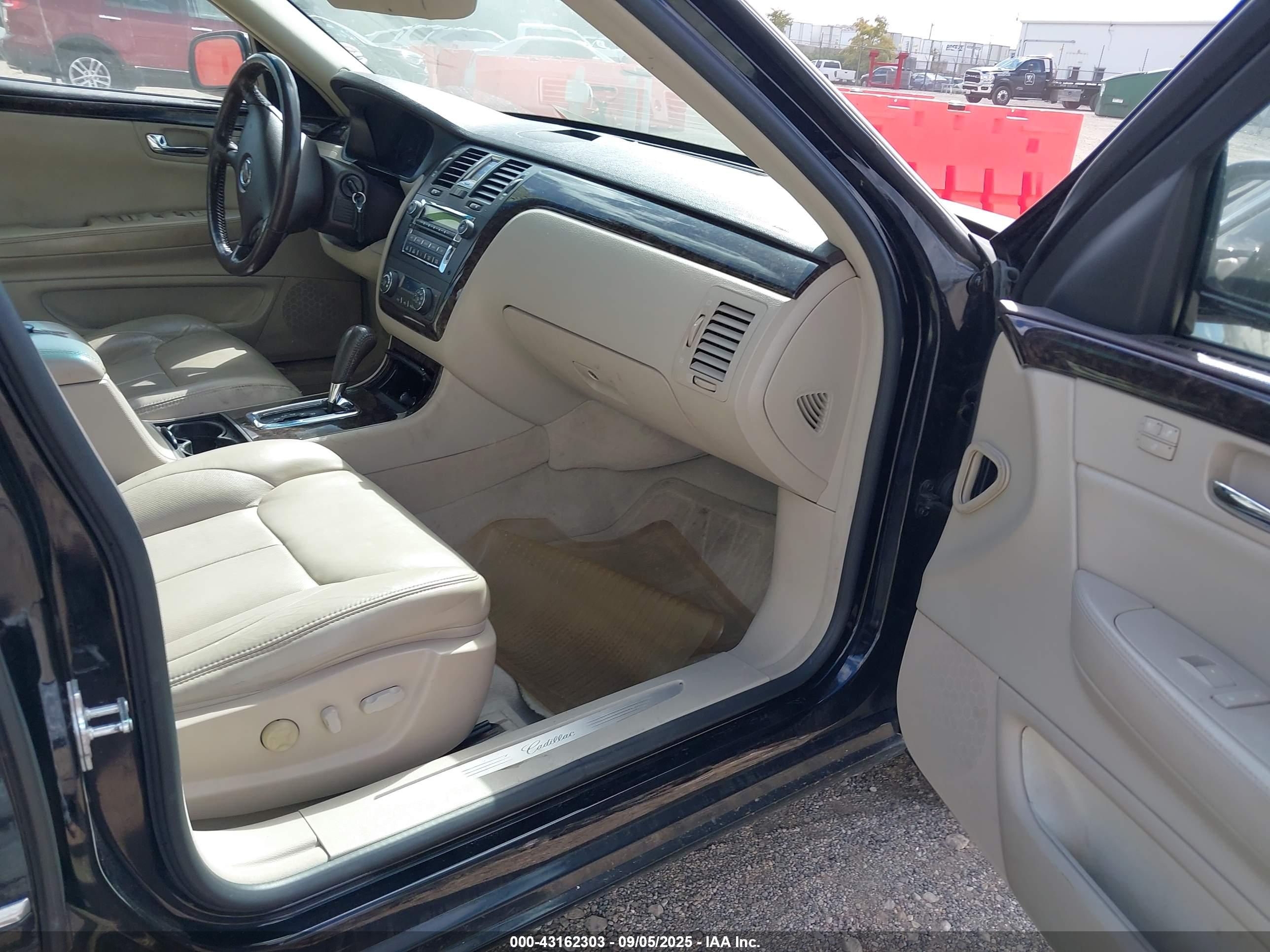 CADILLAC DTS image 5