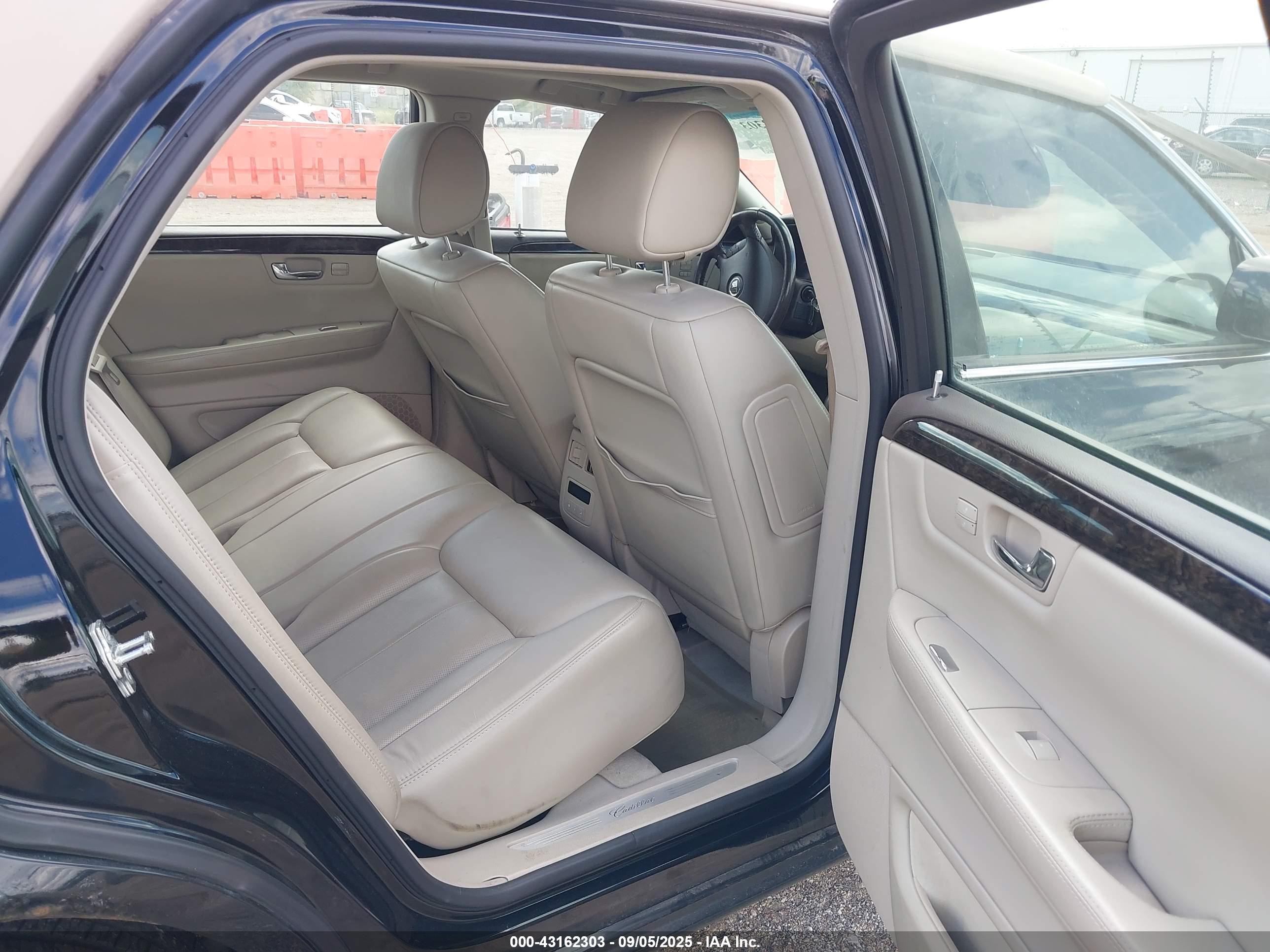 CADILLAC DTS image 8