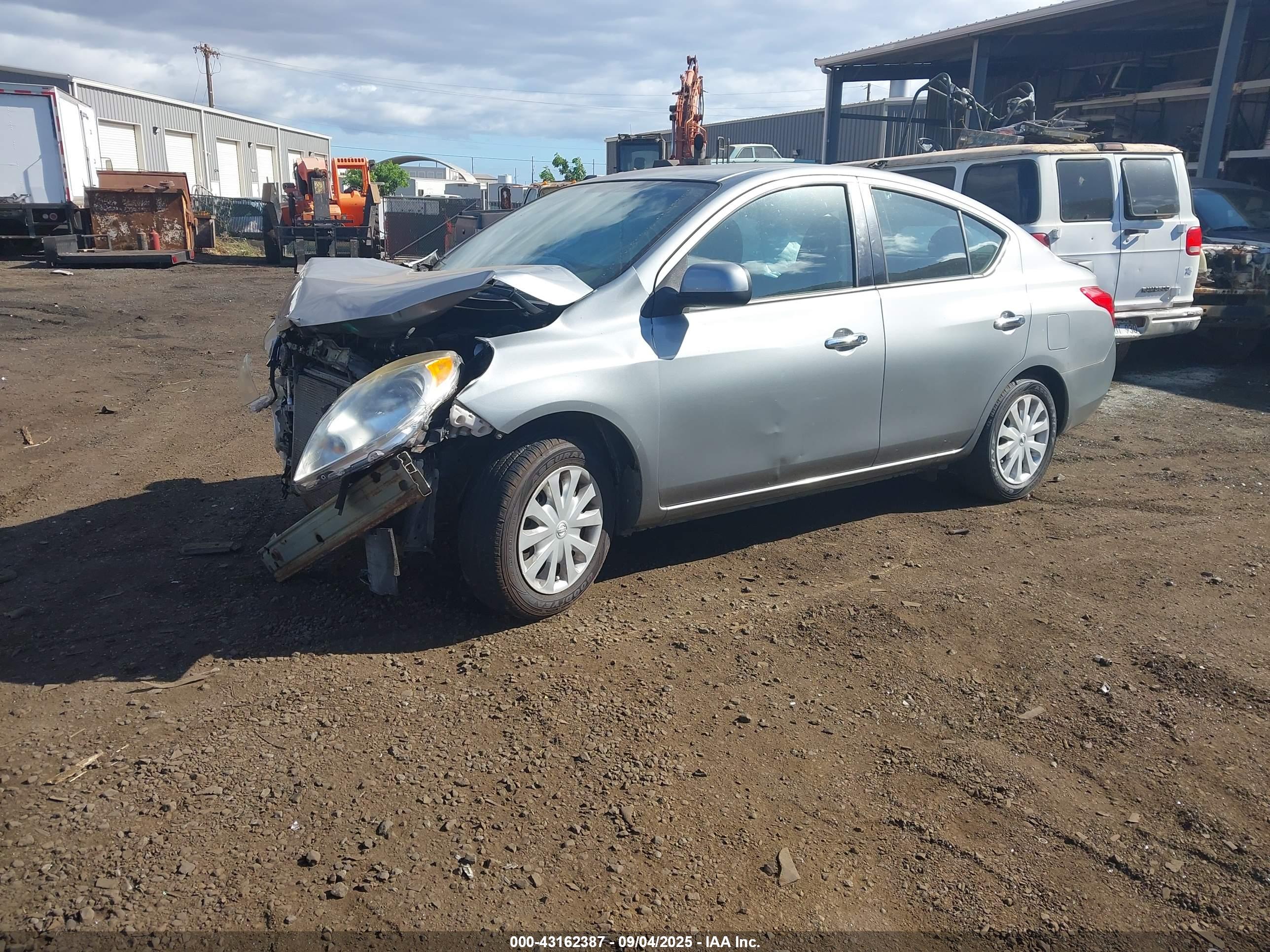 NISSAN VERSA image 2