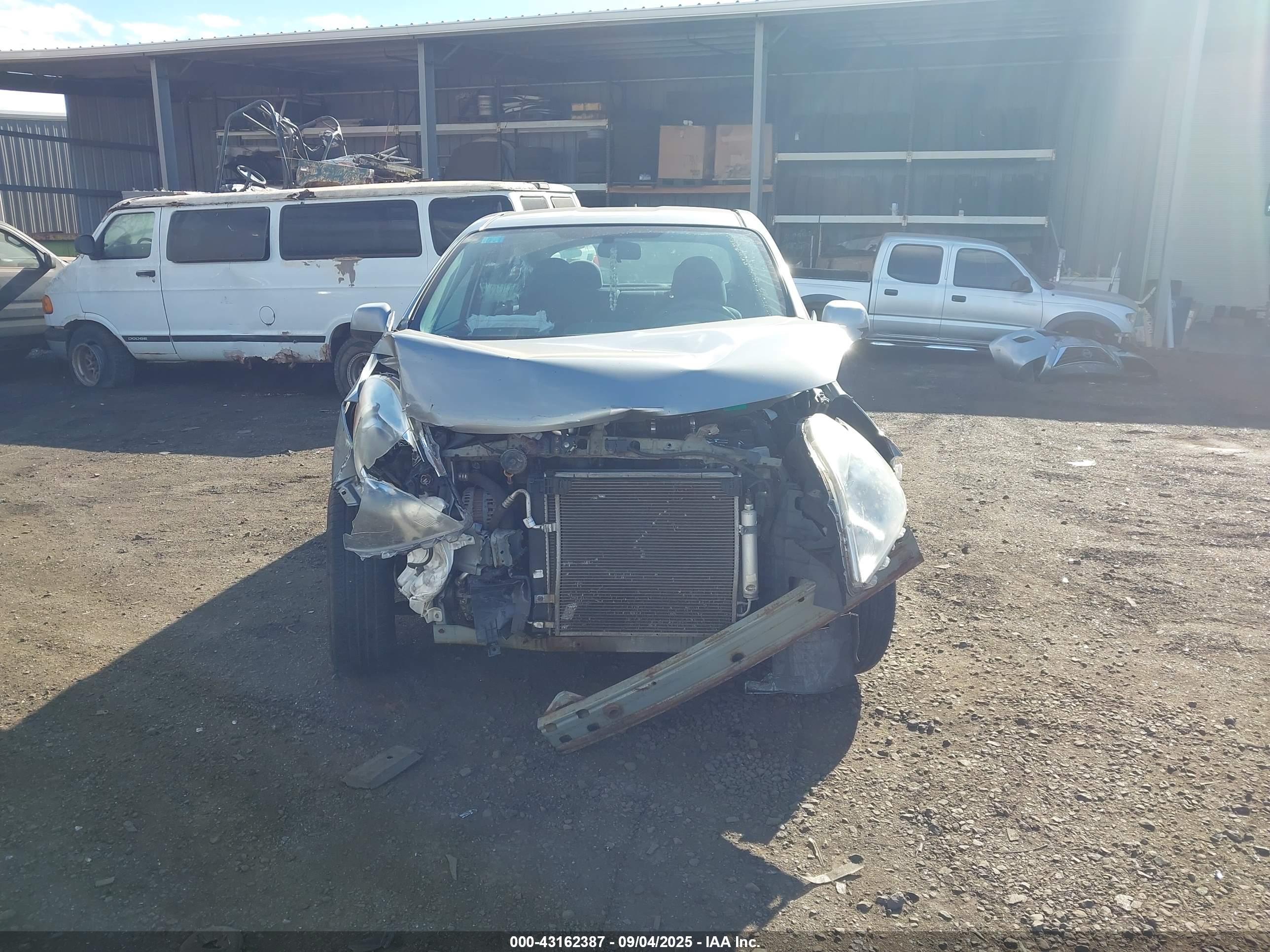 NISSAN VERSA image 6