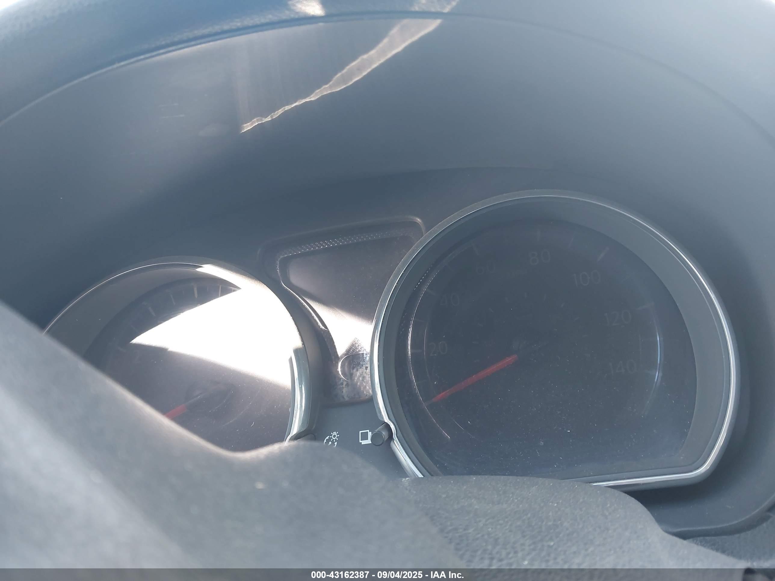 NISSAN VERSA image 7