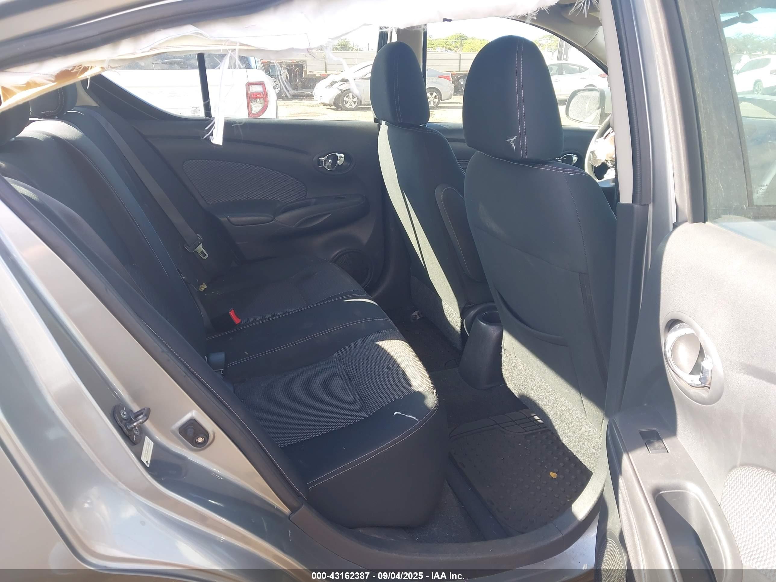 NISSAN VERSA image 8