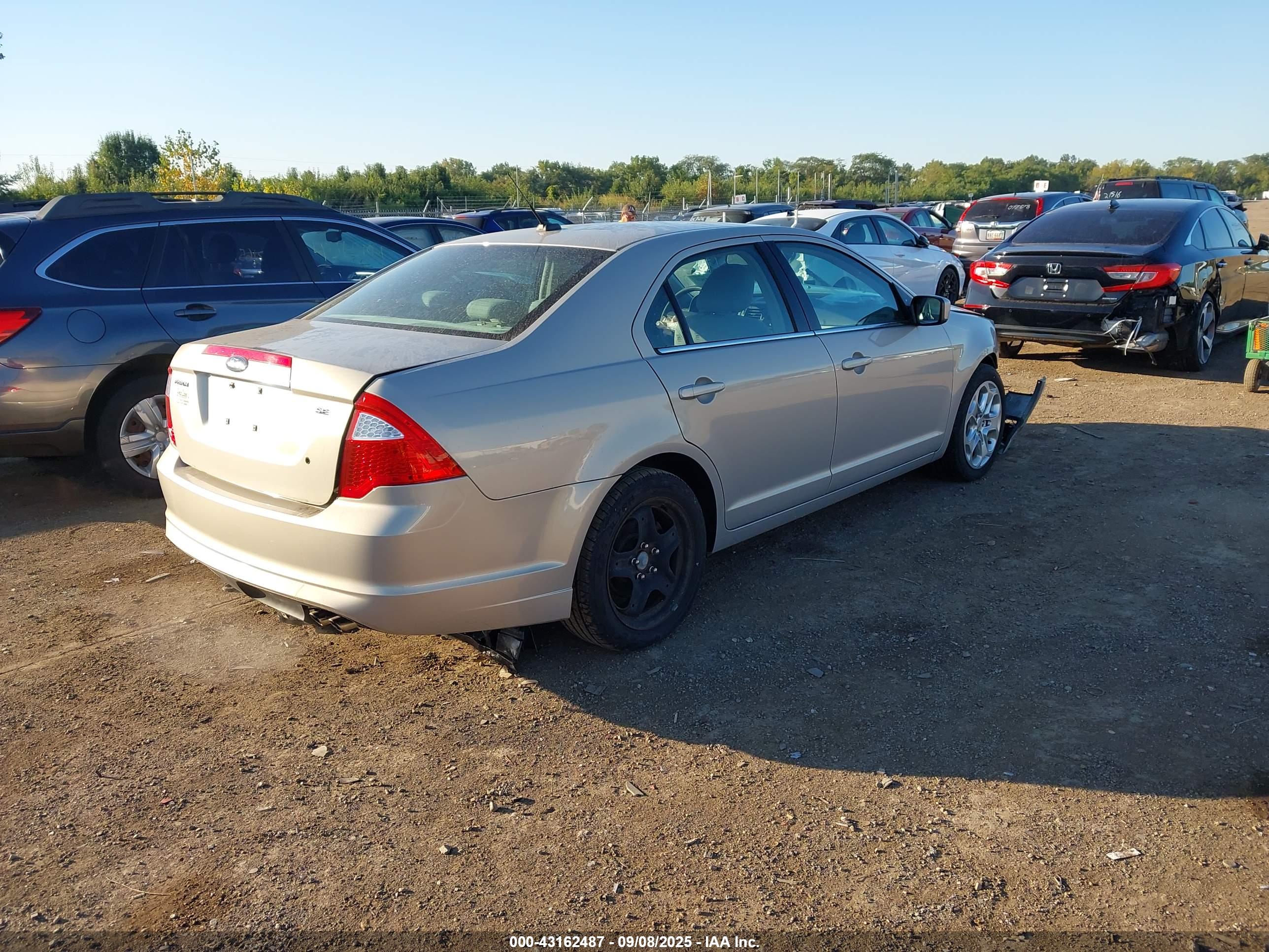 FORD FUSION image 4