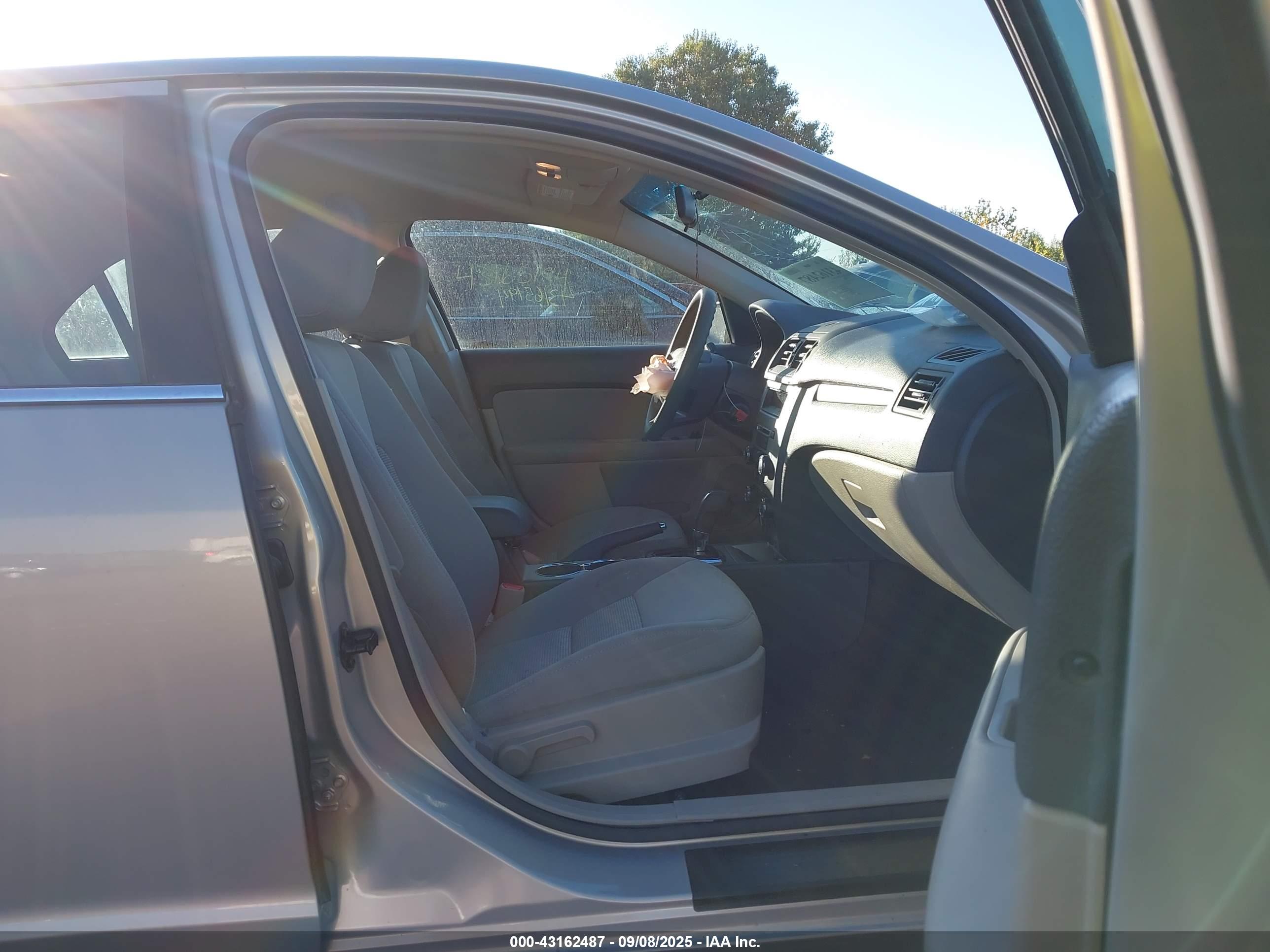 FORD FUSION image 5