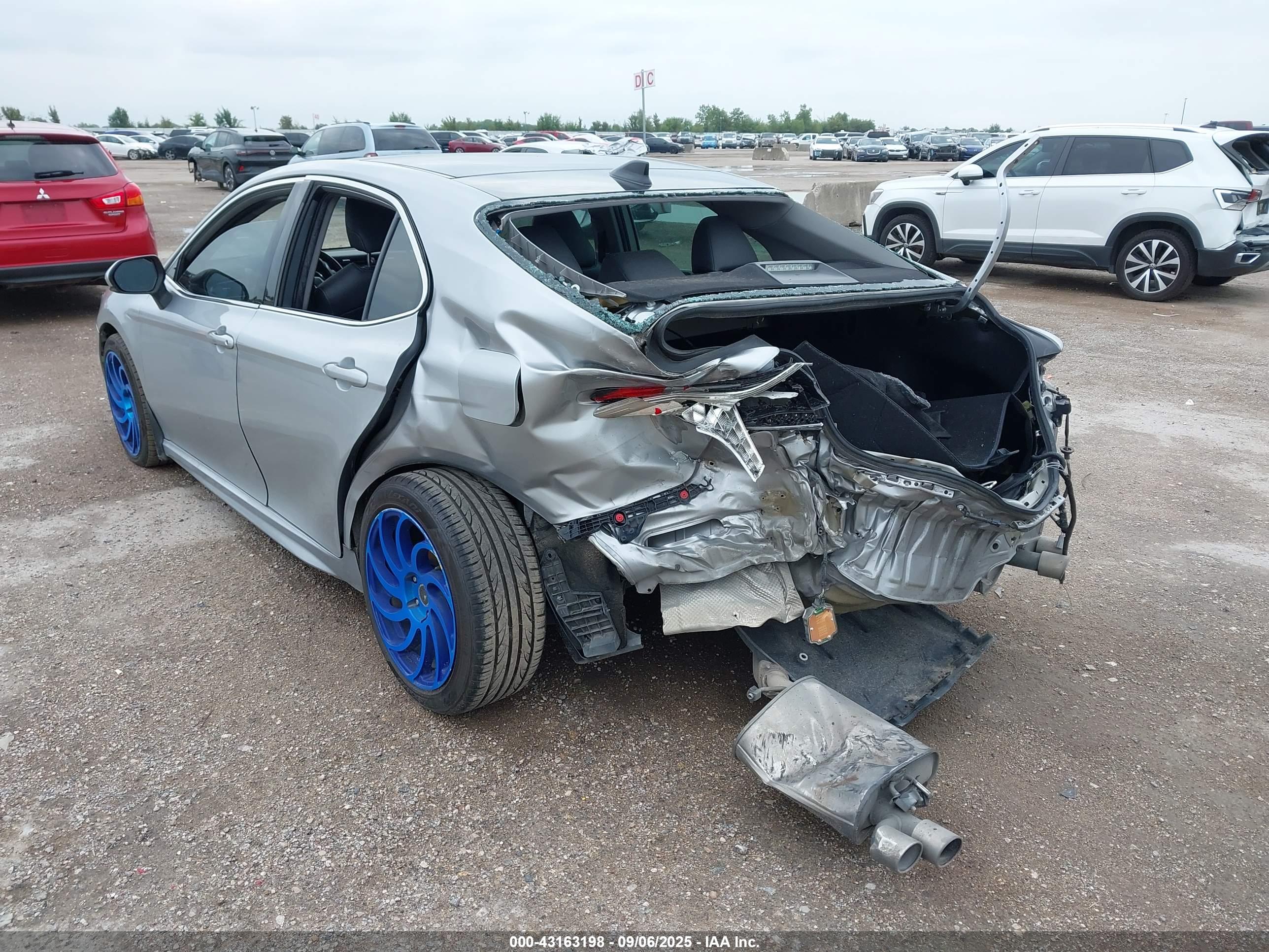 TOYOTA CAMRY image 3