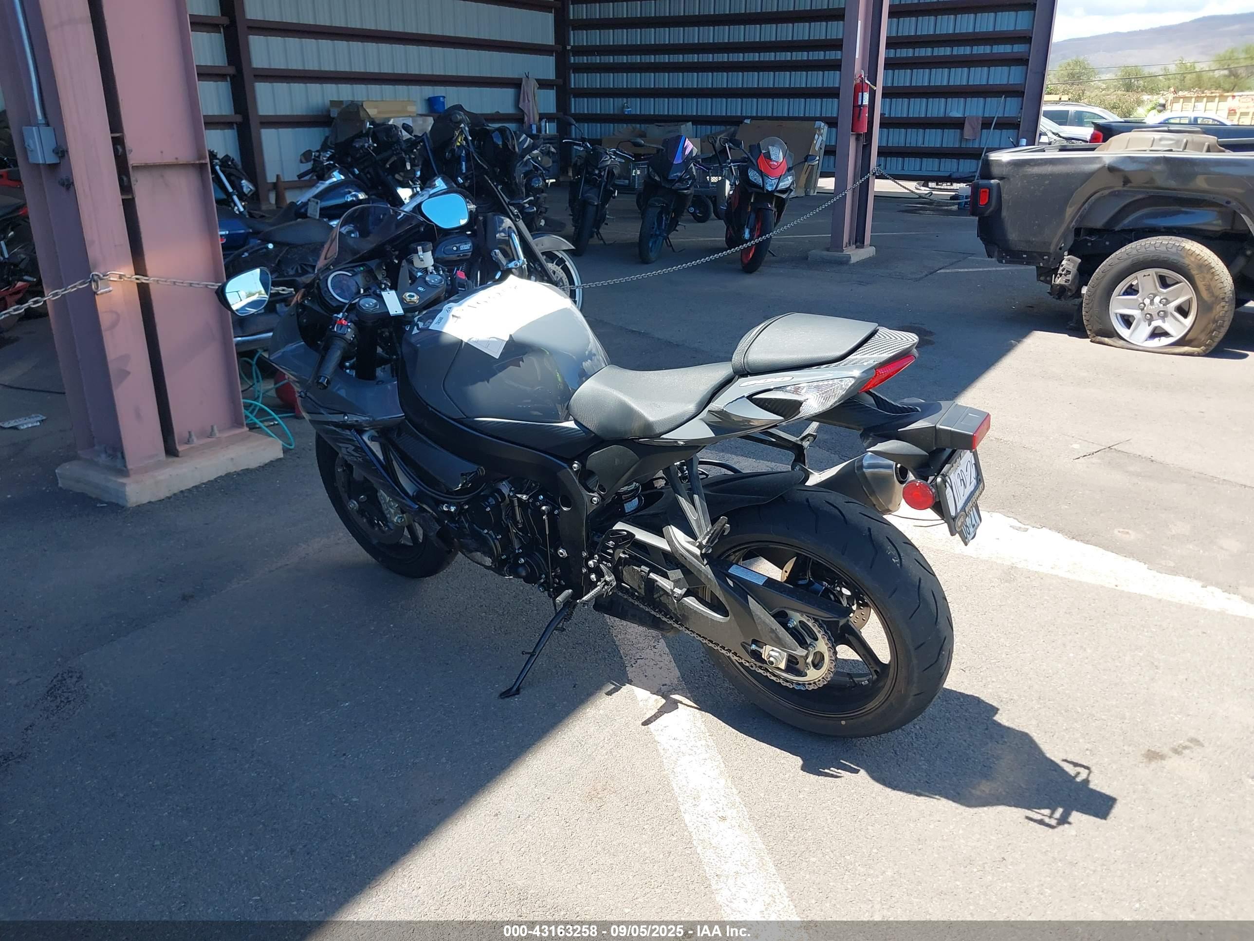 SUZUKI GSX-R600 image 3