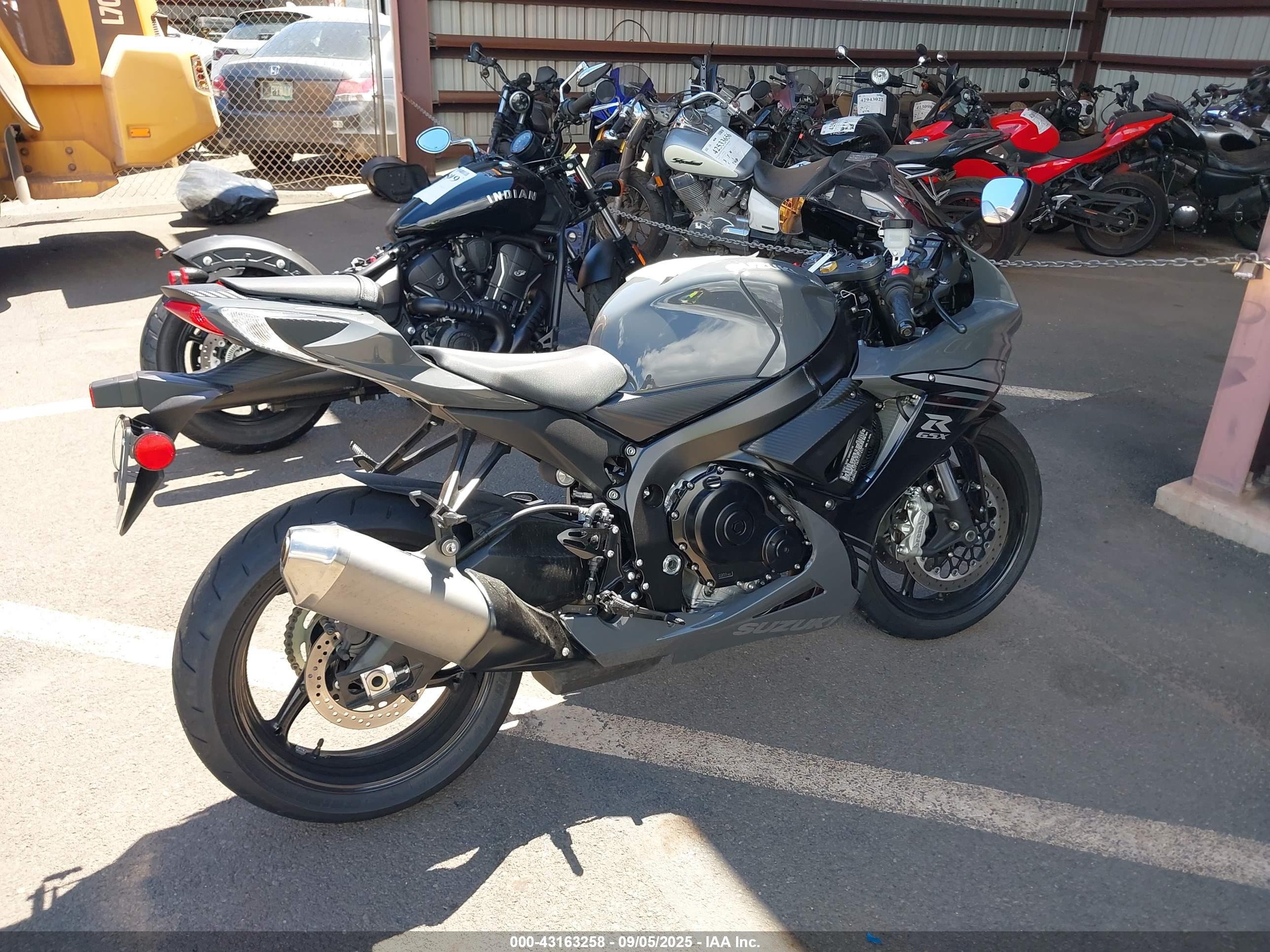 SUZUKI GSX-R600 image 4
