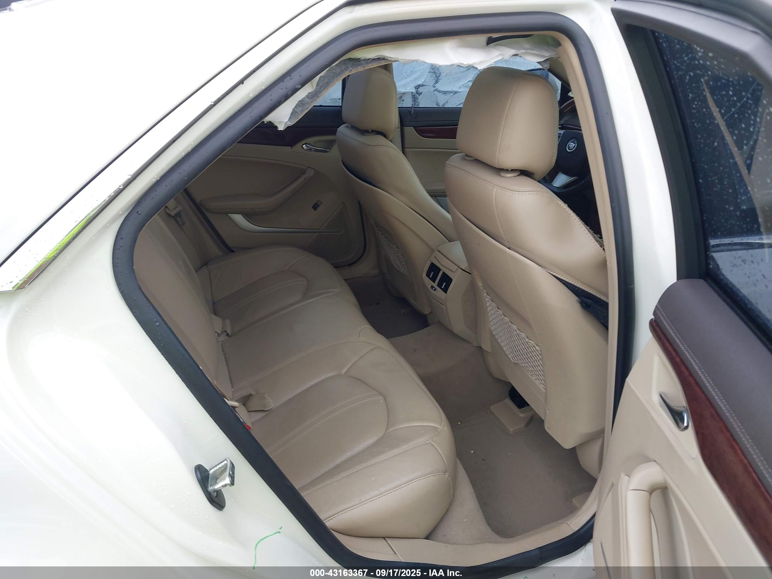 CADILLAC CTS image 8