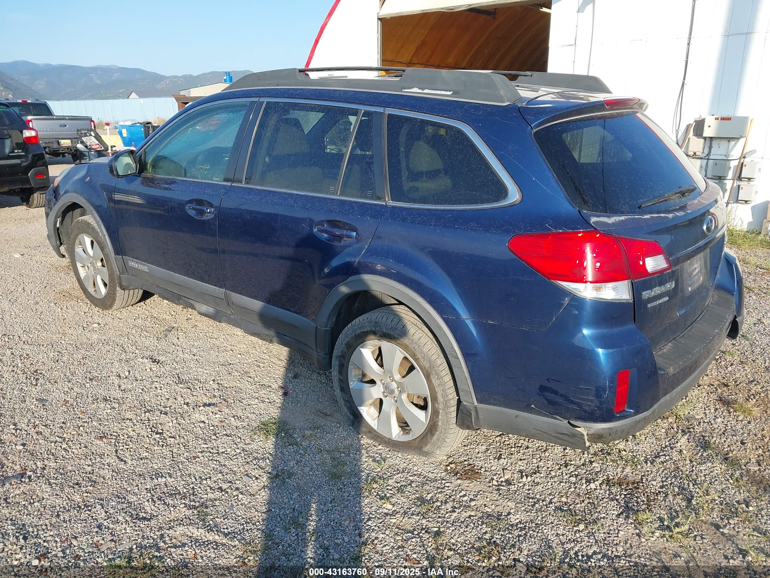 SUBARU OUTBACK image 3