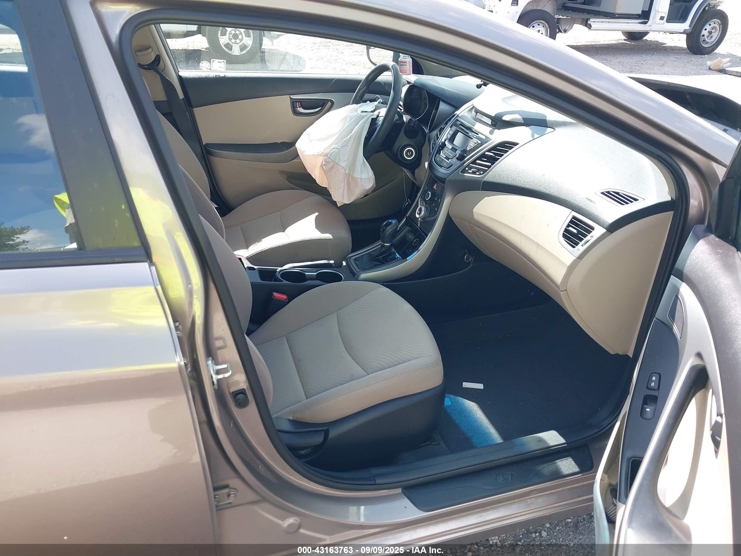HYUNDAI ELANTRA image 5