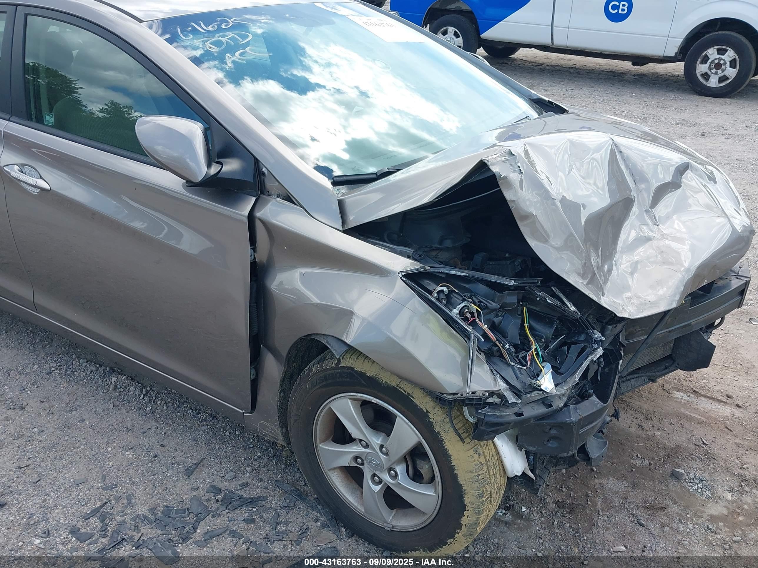 HYUNDAI ELANTRA image 6