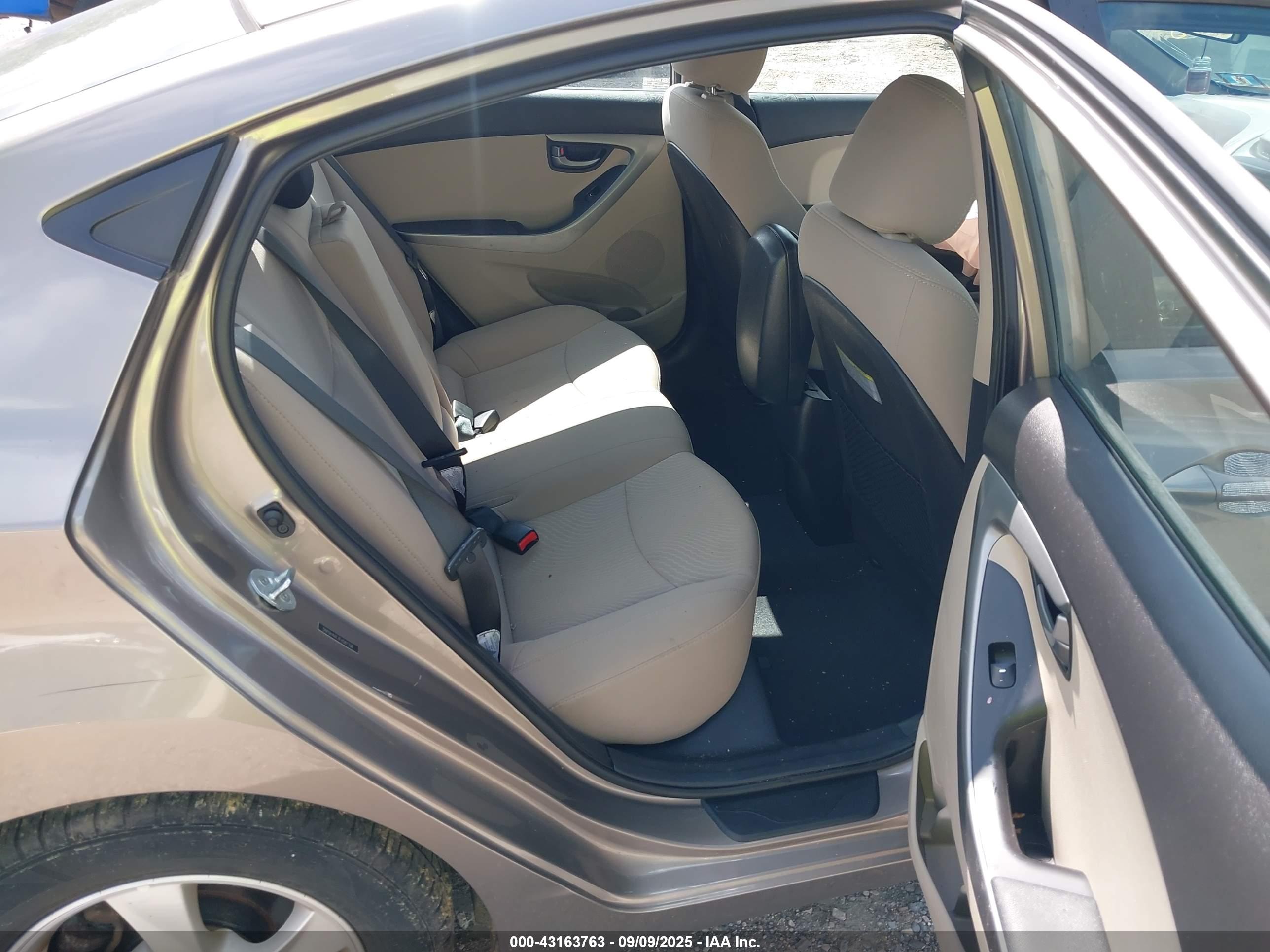 HYUNDAI ELANTRA image 8