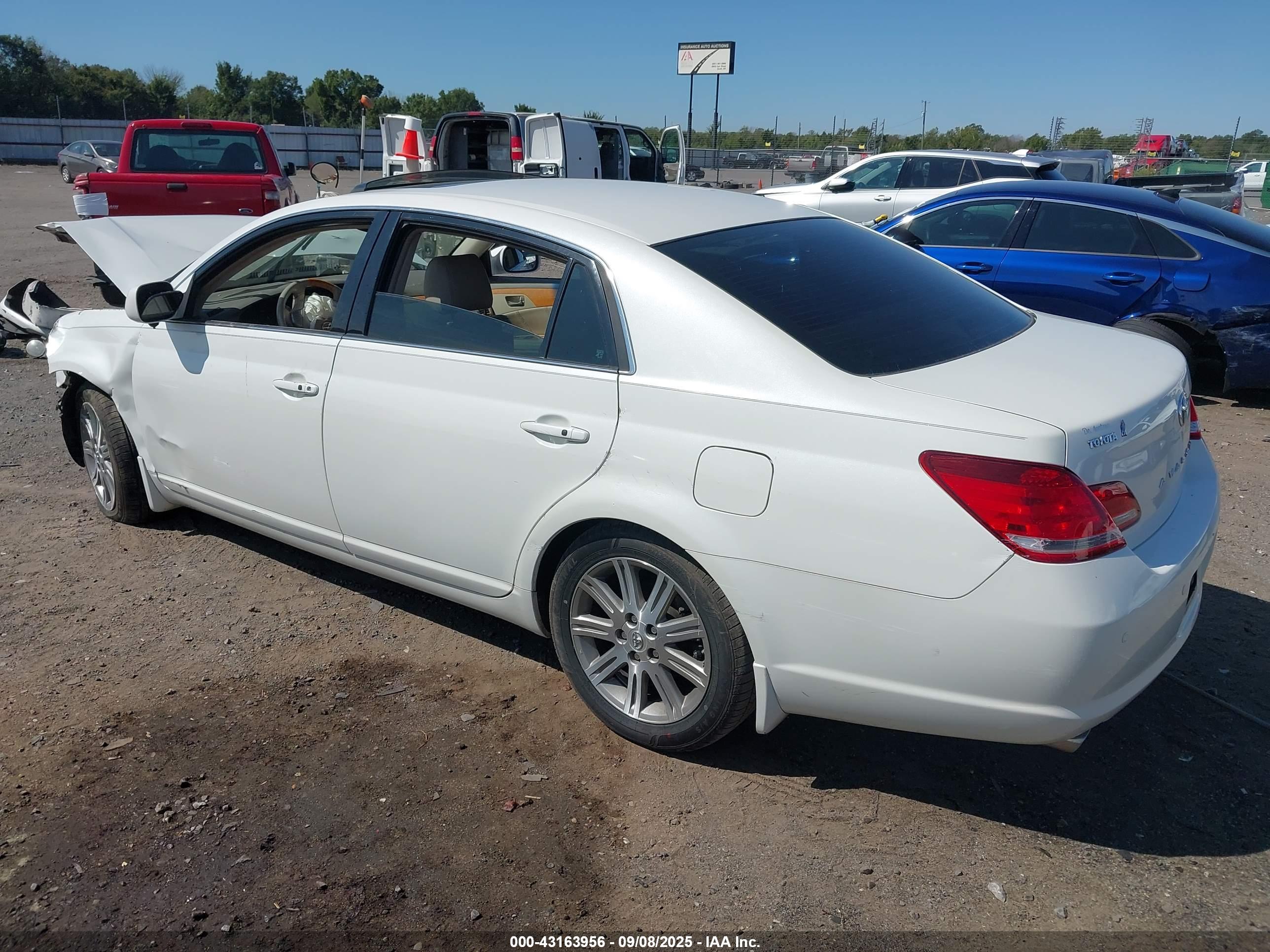 TOYOTA AVALON image 3