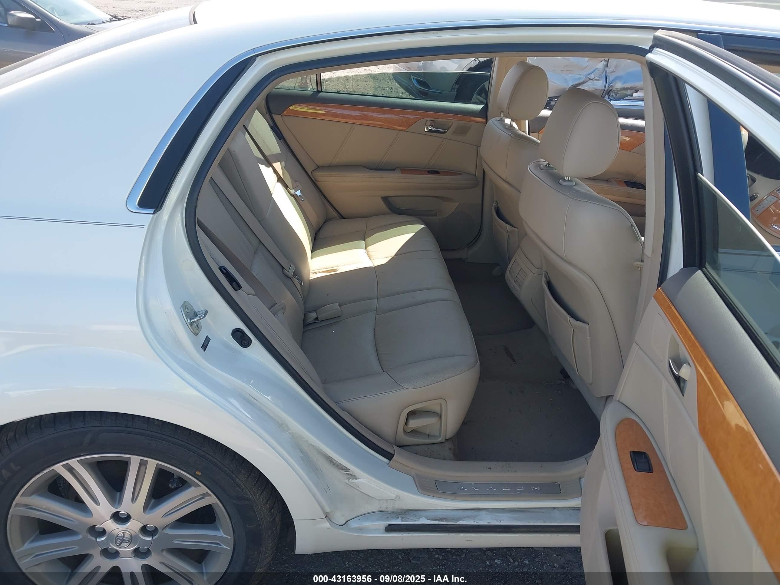 TOYOTA AVALON image 8