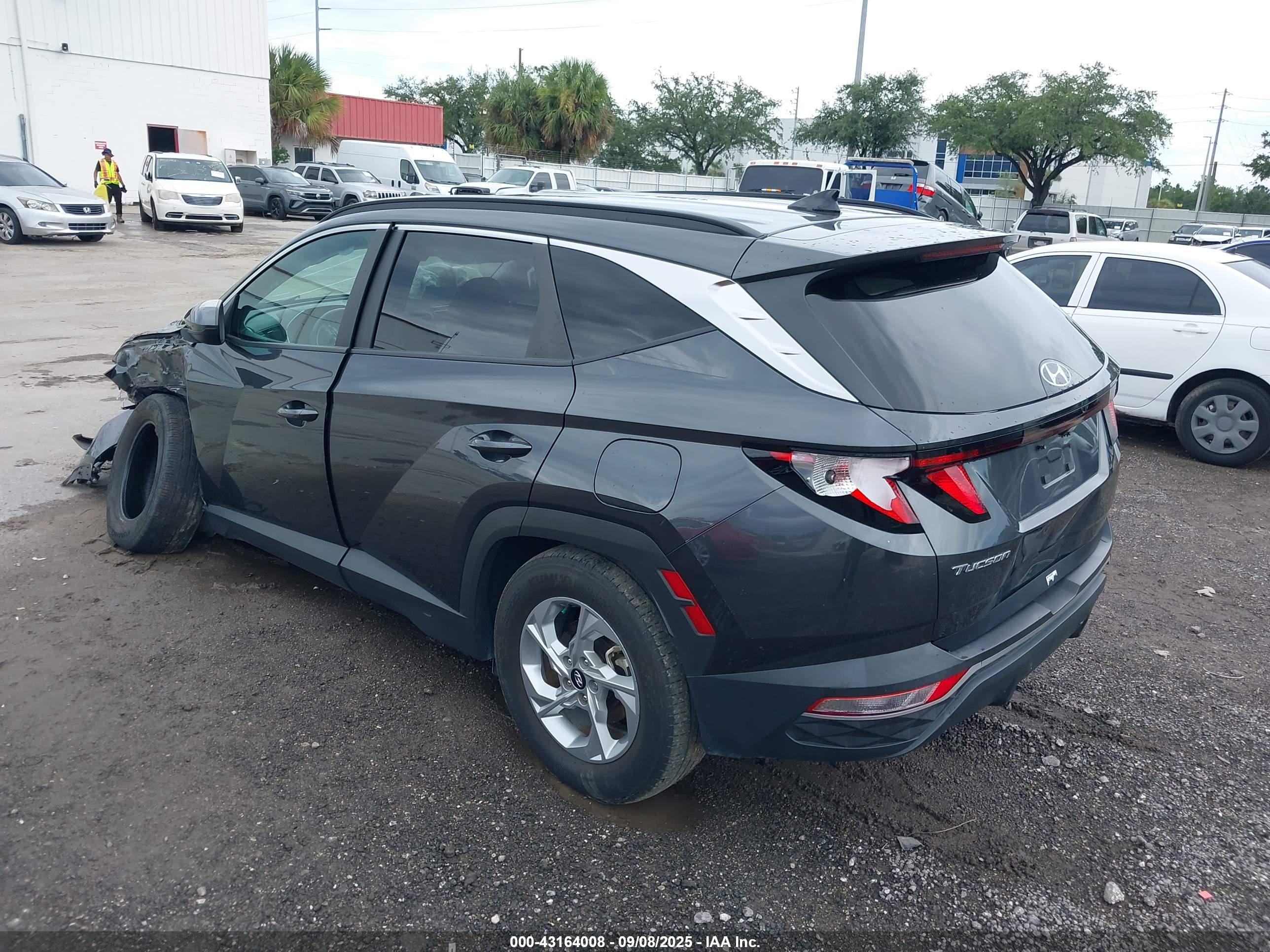 HYUNDAI TUCSON image 3