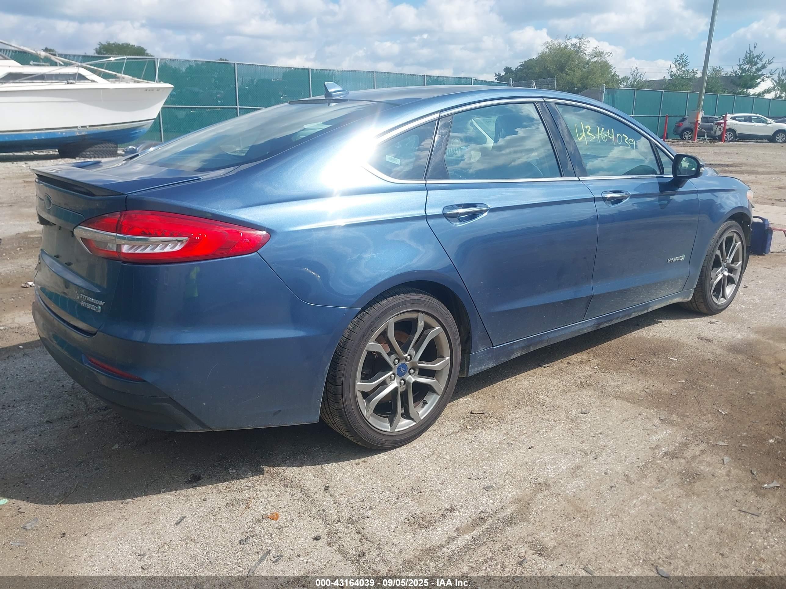FORD FUSION image 4