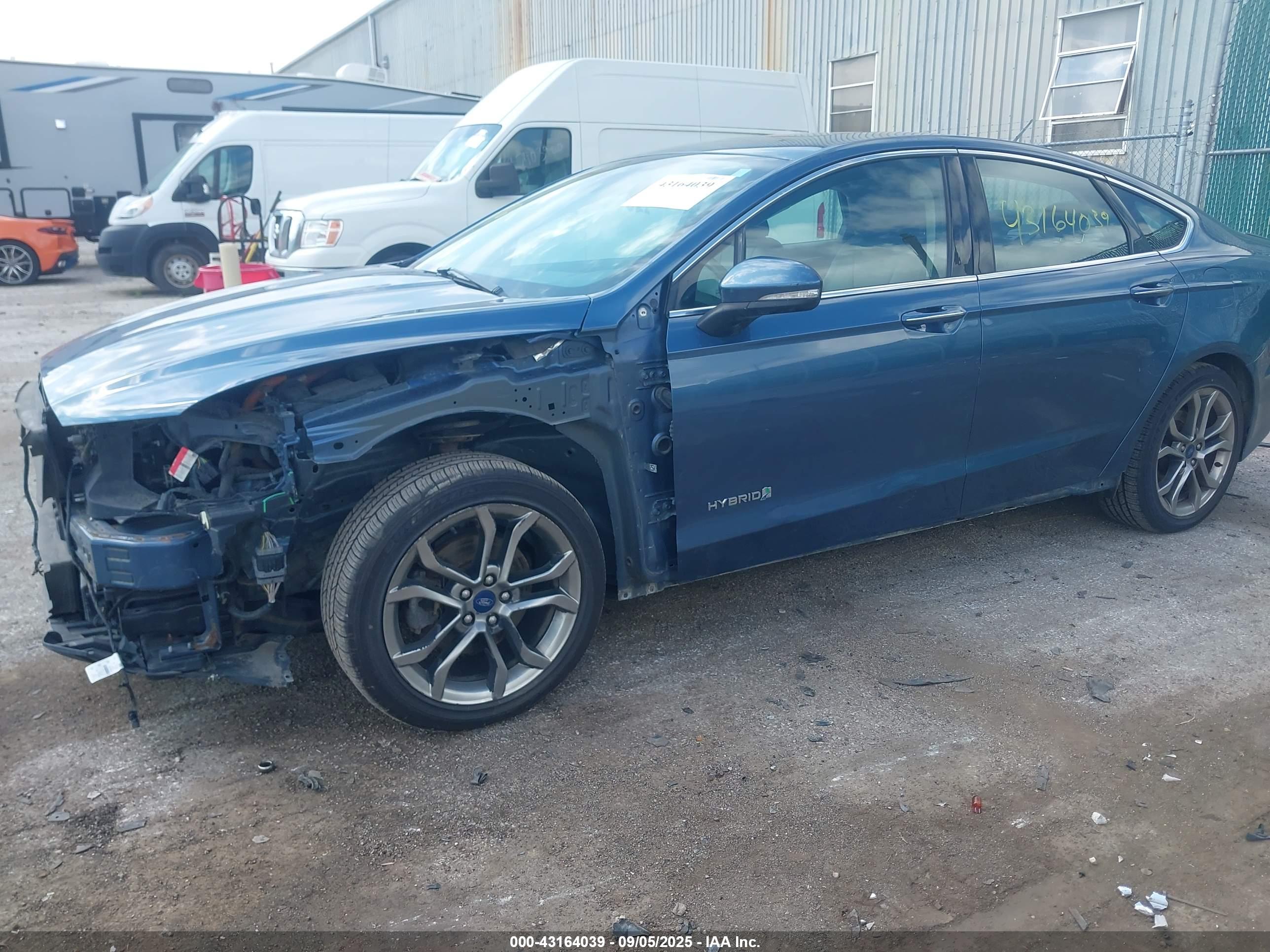 FORD FUSION image 6