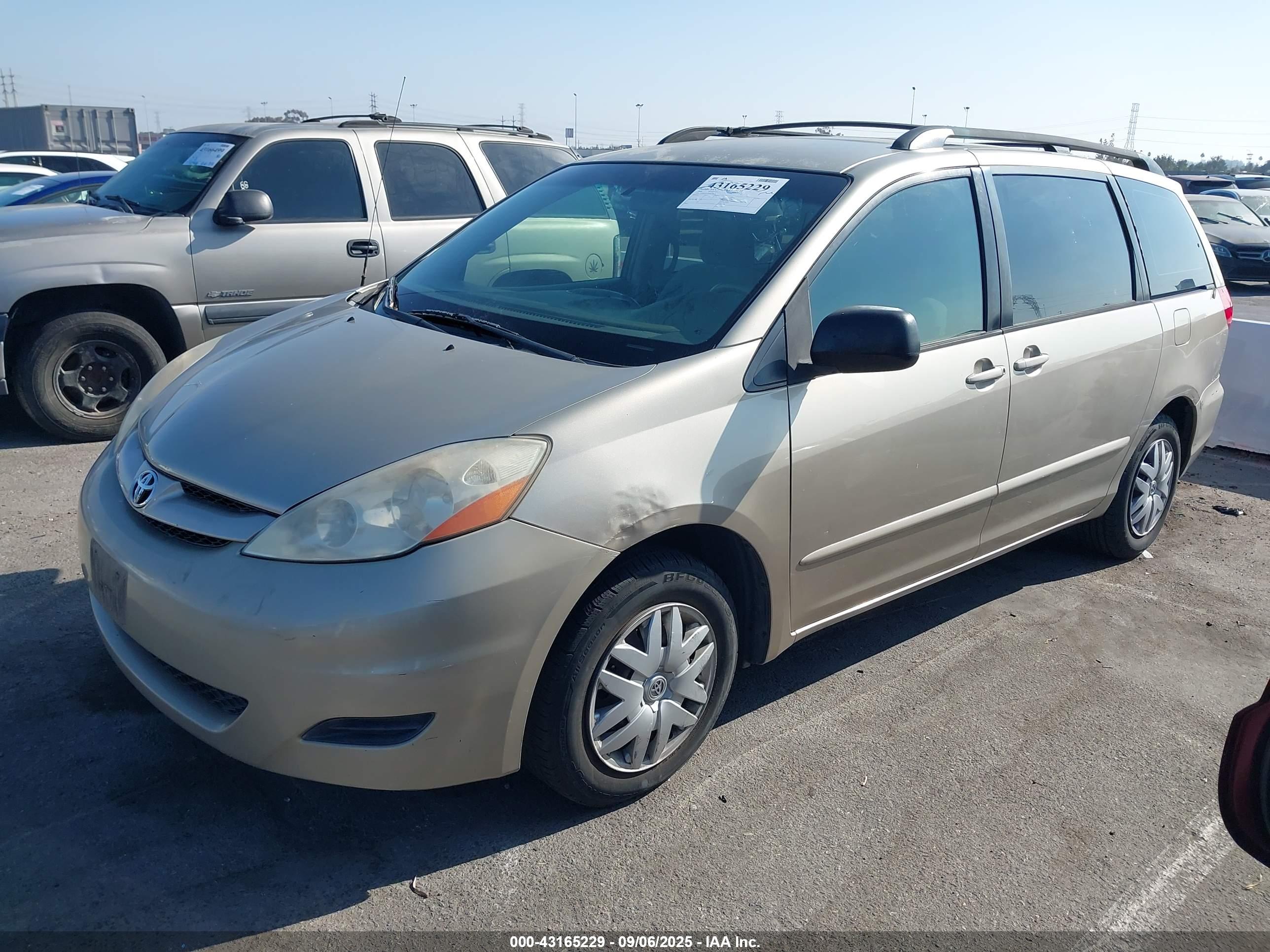 TOYOTA SIENNA image 2