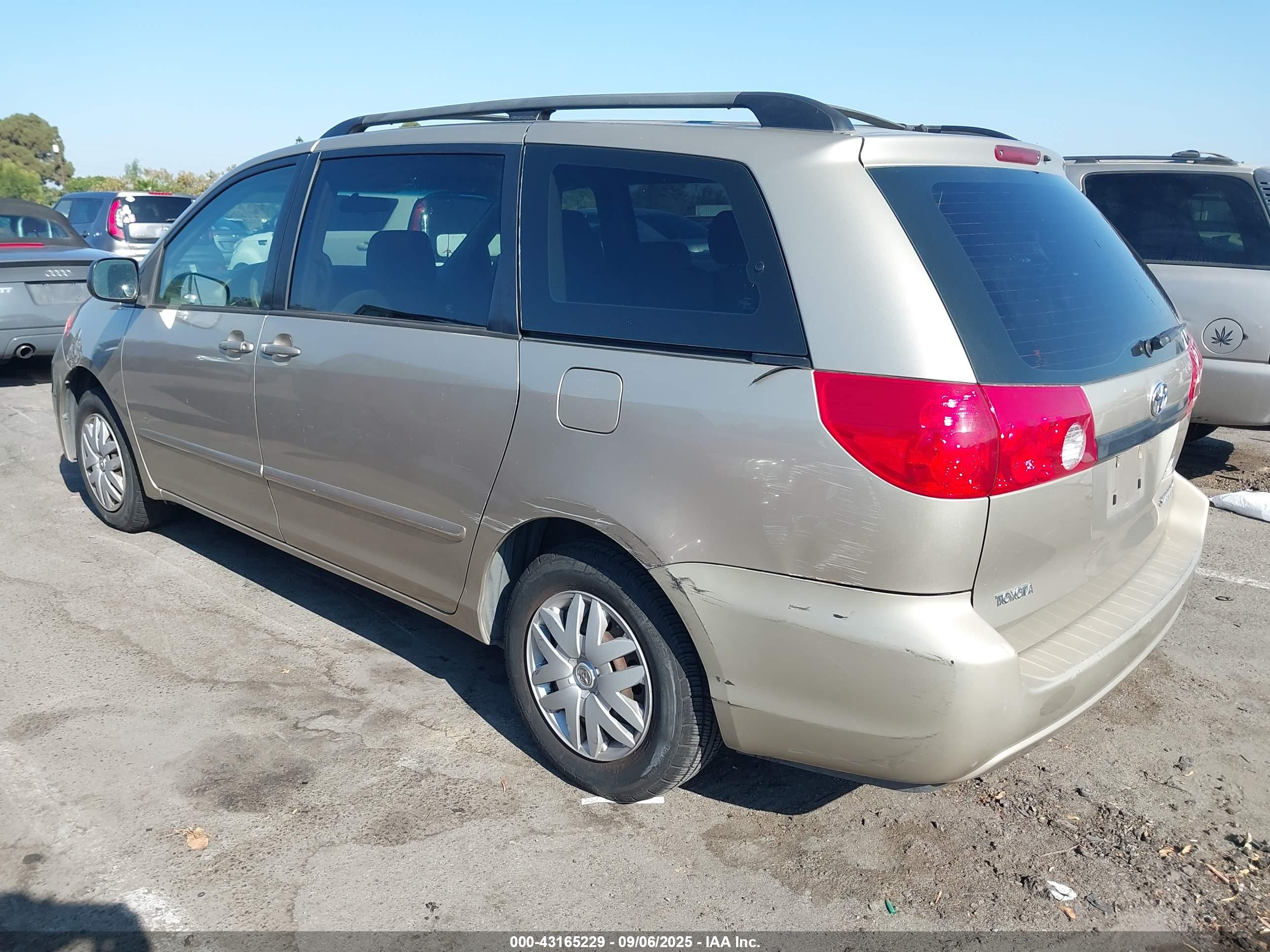 TOYOTA SIENNA image 3