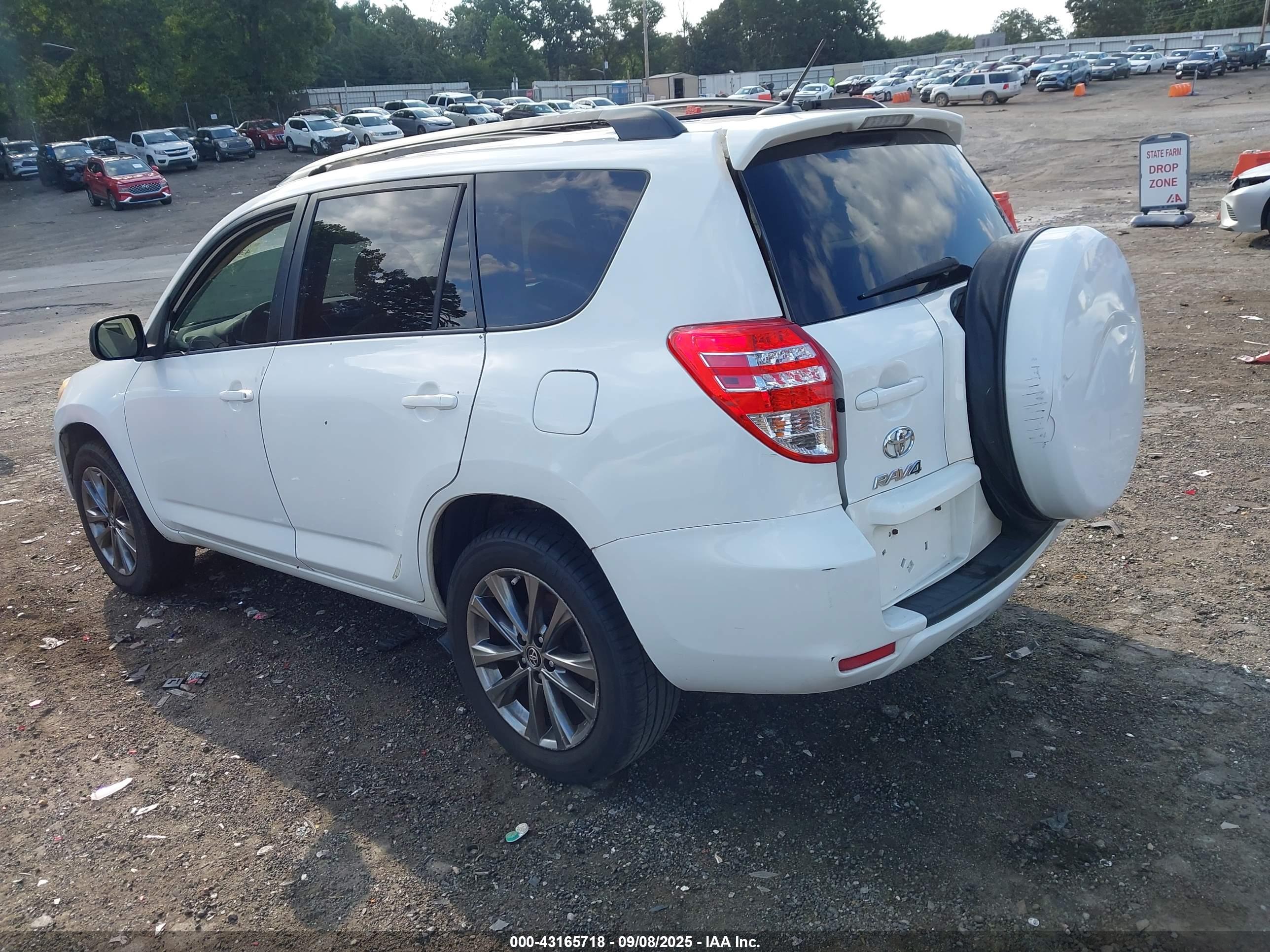 TOYOTA RAV4 image 3