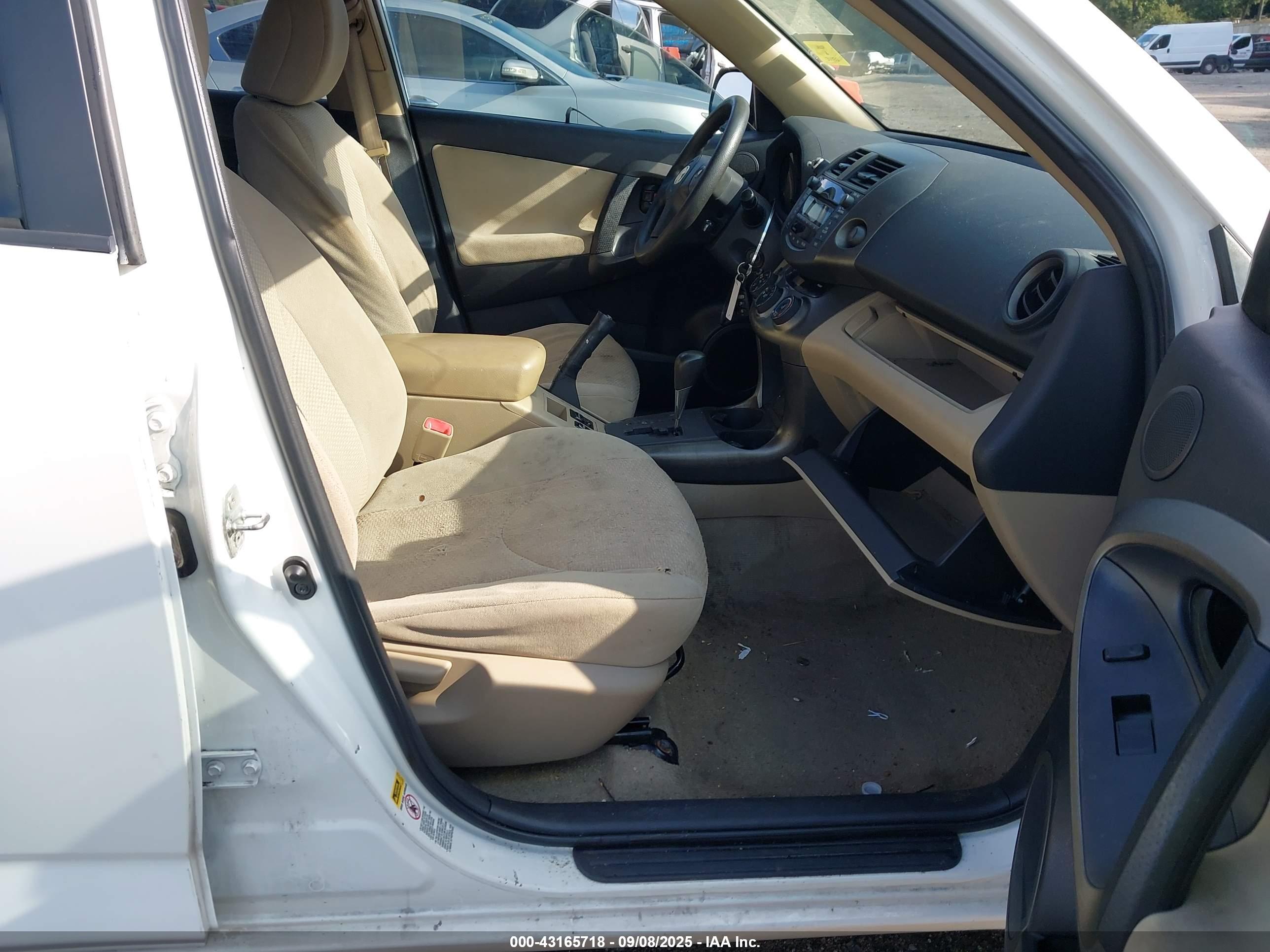 TOYOTA RAV4 image 5