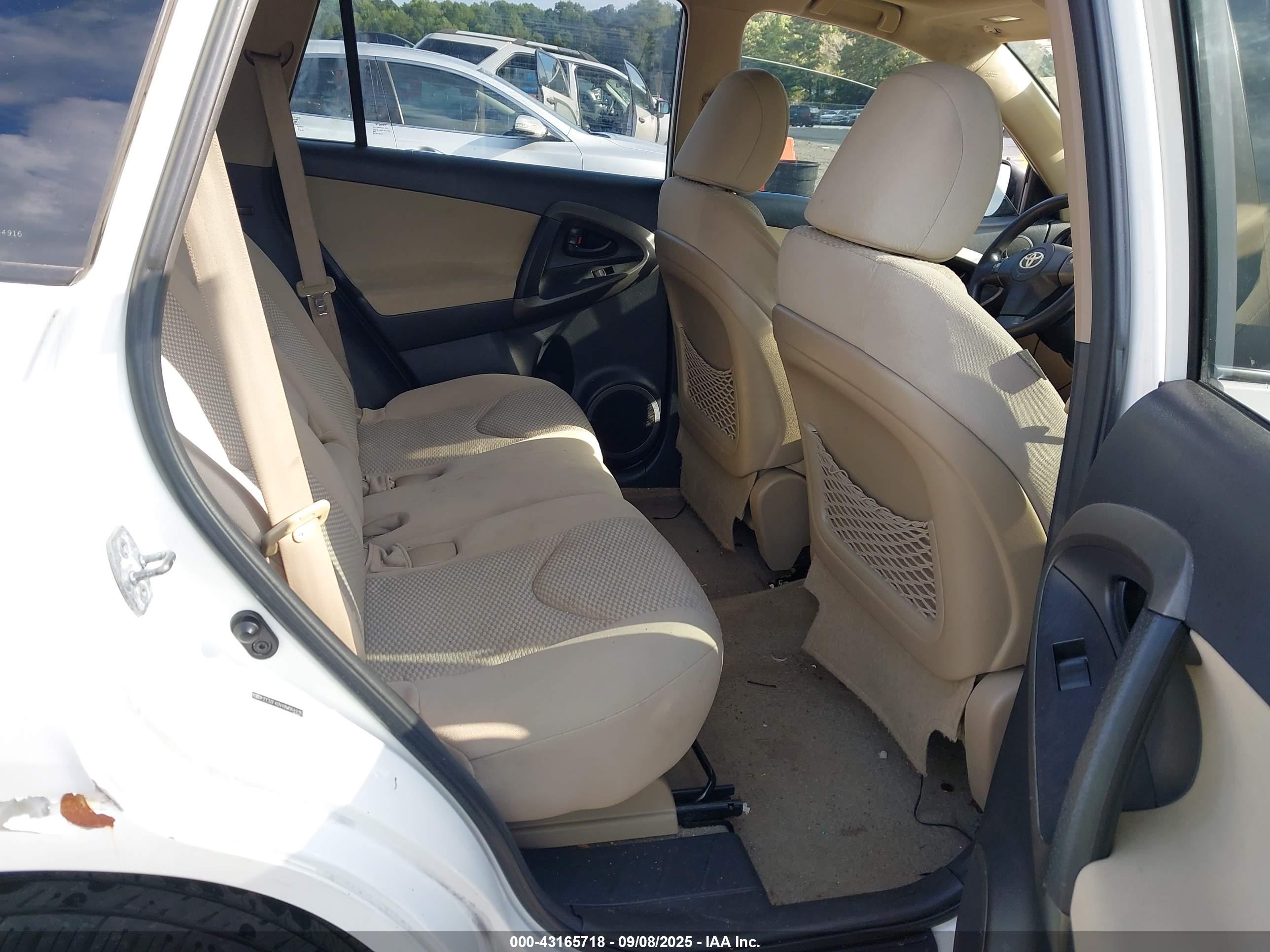 TOYOTA RAV4 image 8