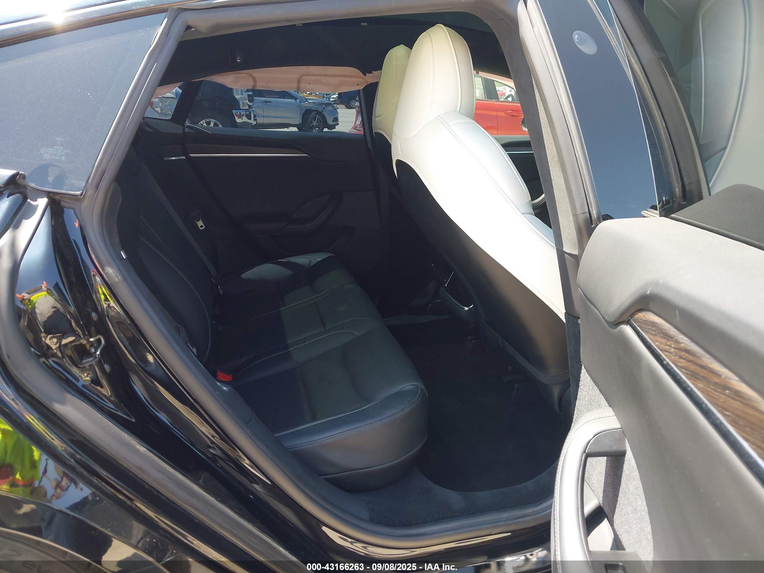 TESLA MODEL image 8