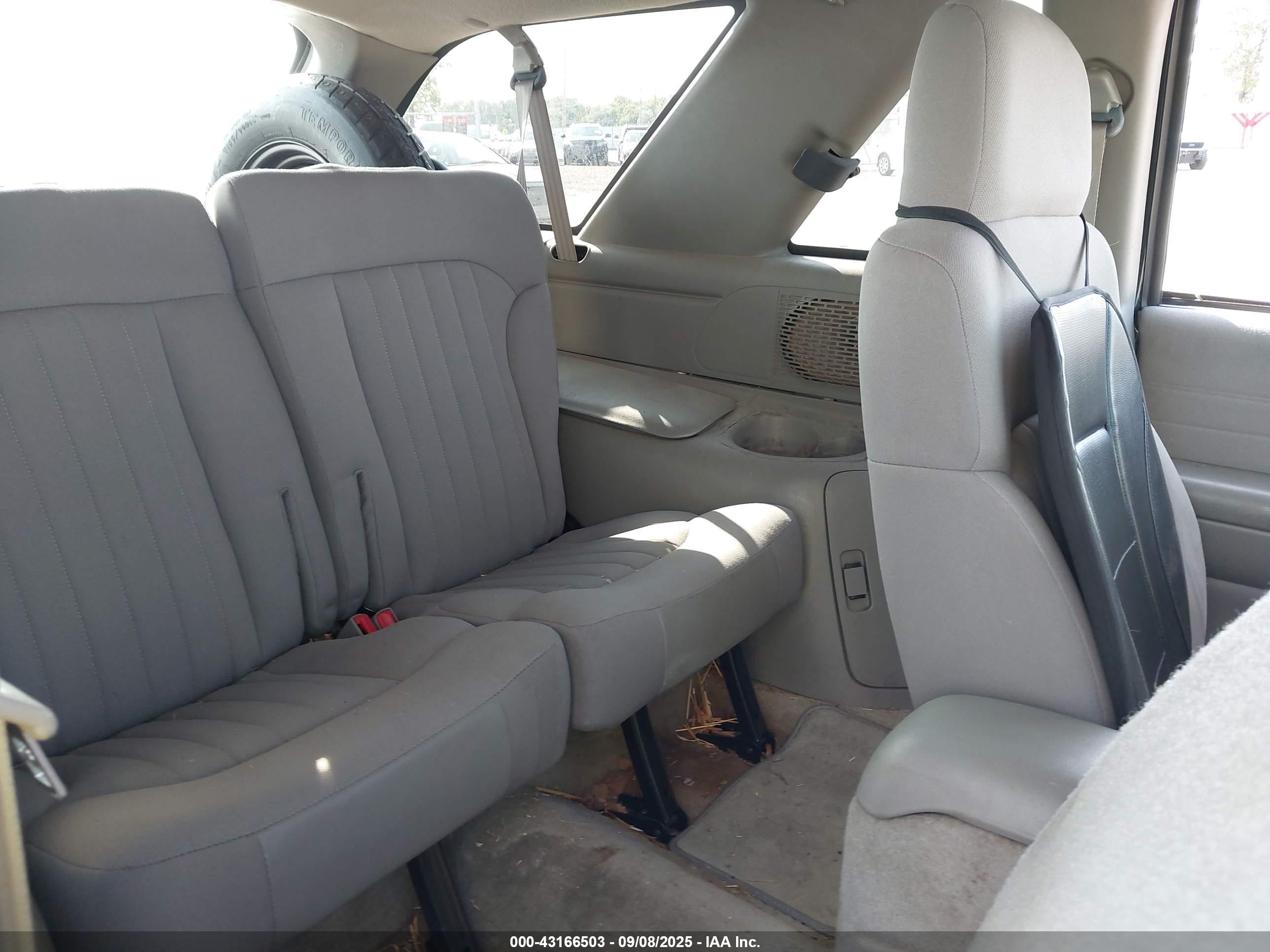 CHEVROLET BLAZER image 8