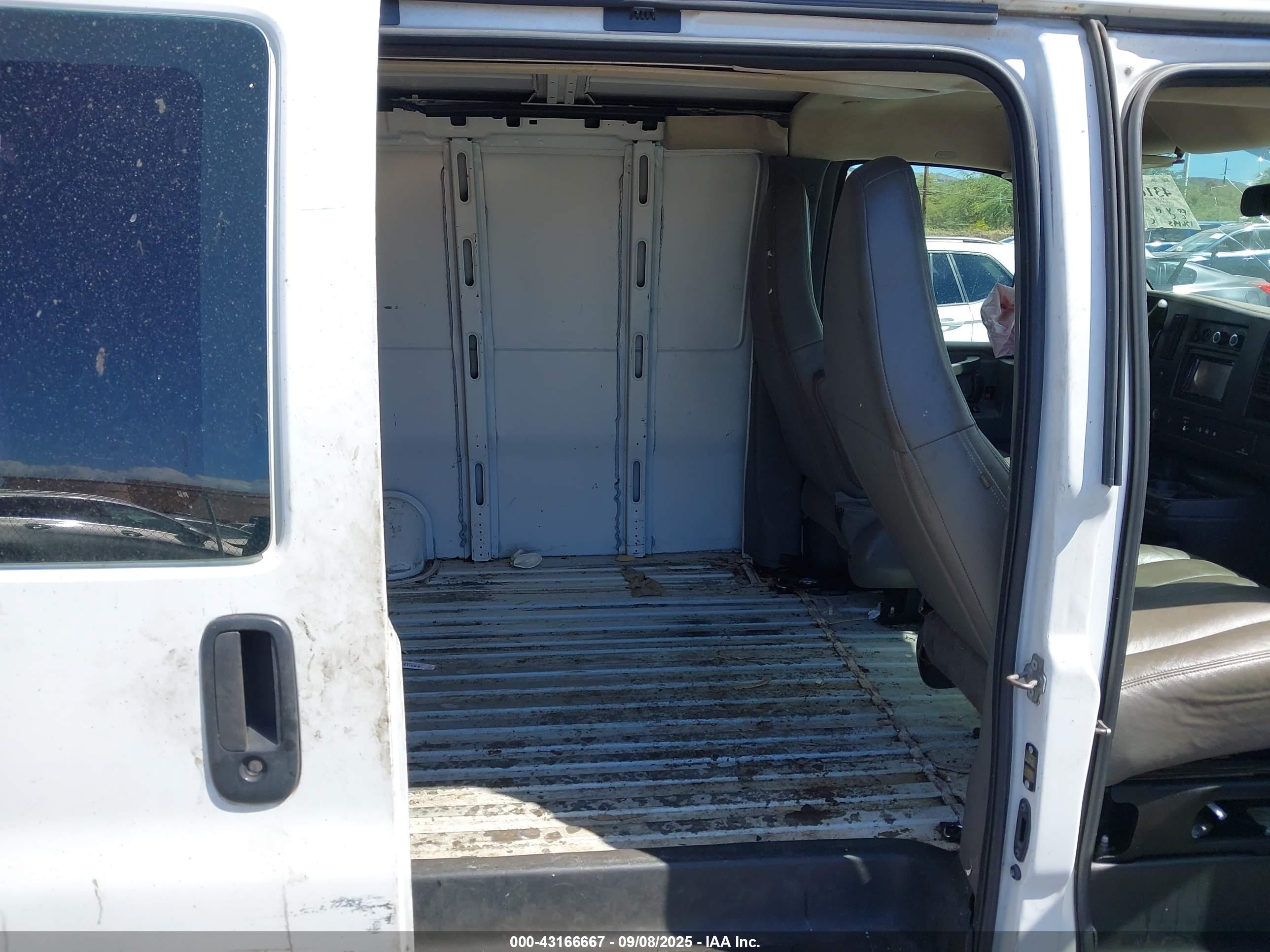 CHEVROLET EXPRESS image 8