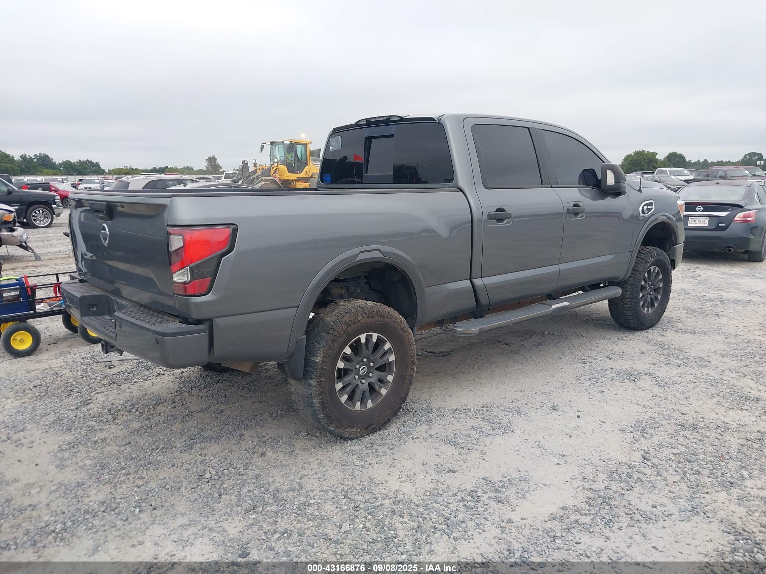NISSAN TITAN image 4