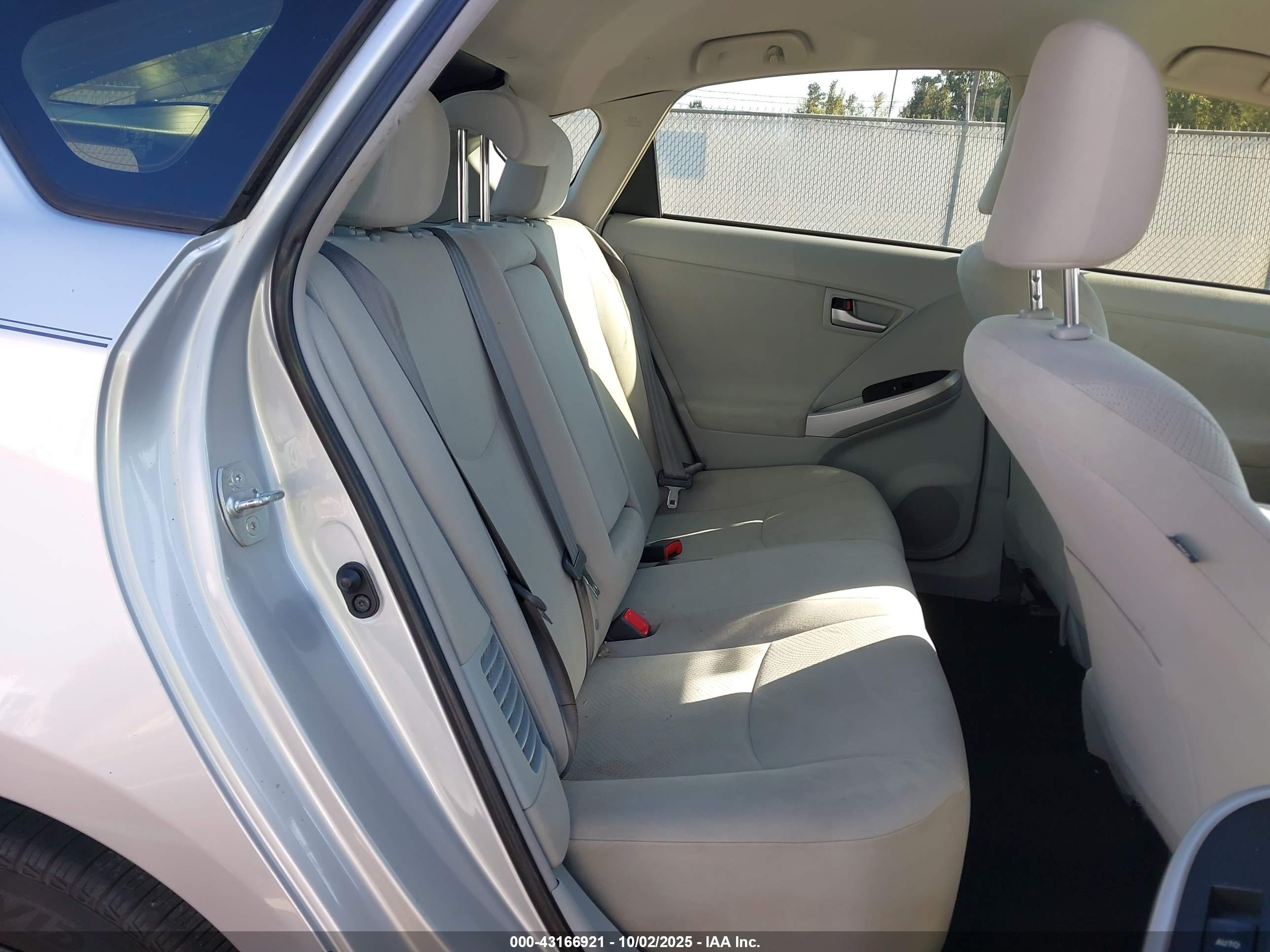 TOYOTA PRIUS image 8