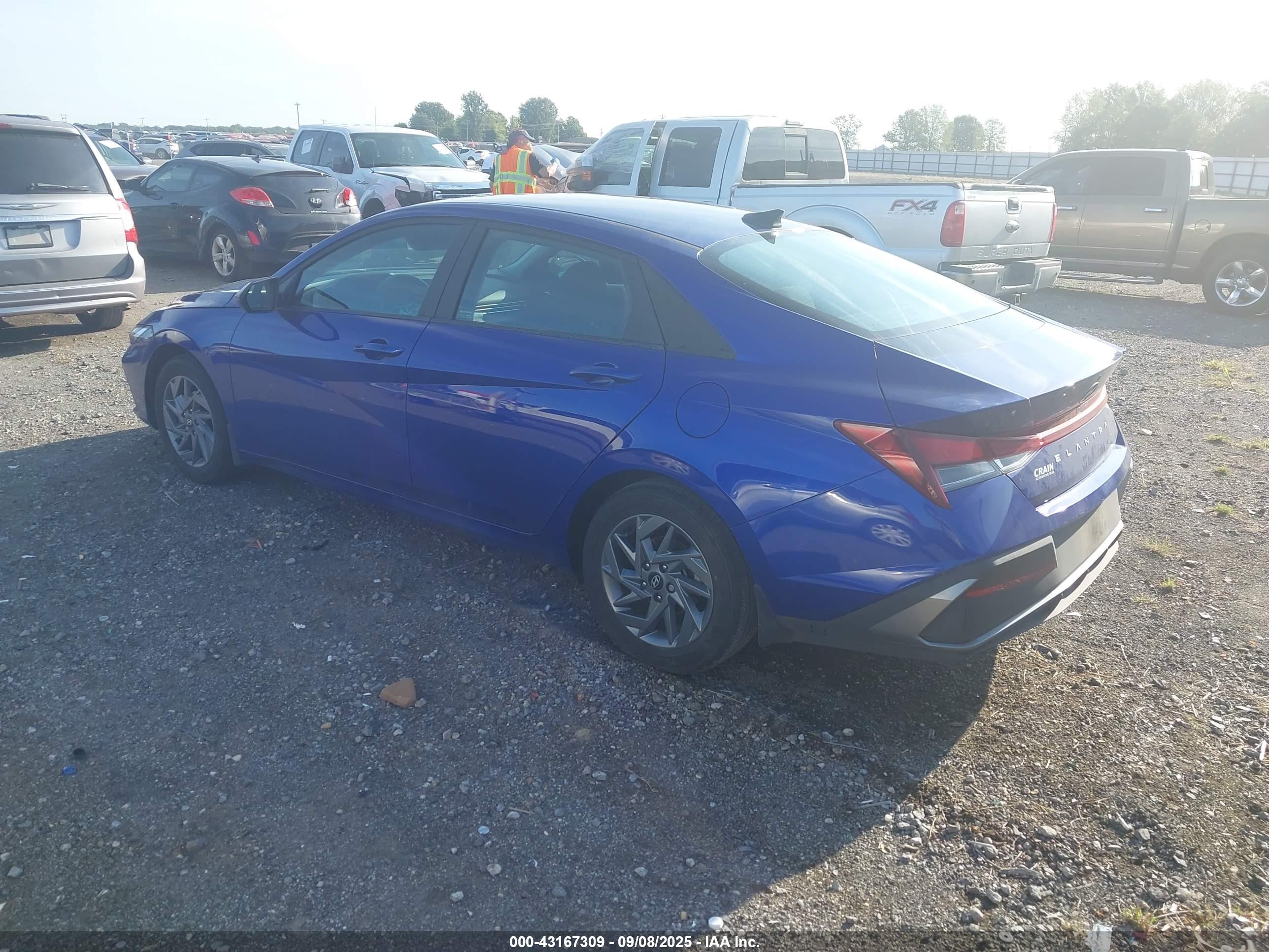 HYUNDAI ELANTRA image 3