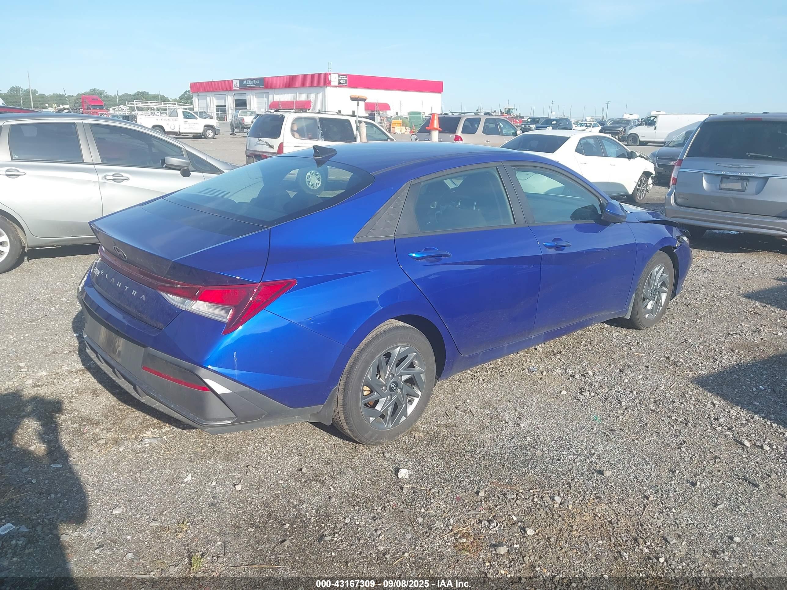 HYUNDAI ELANTRA image 4