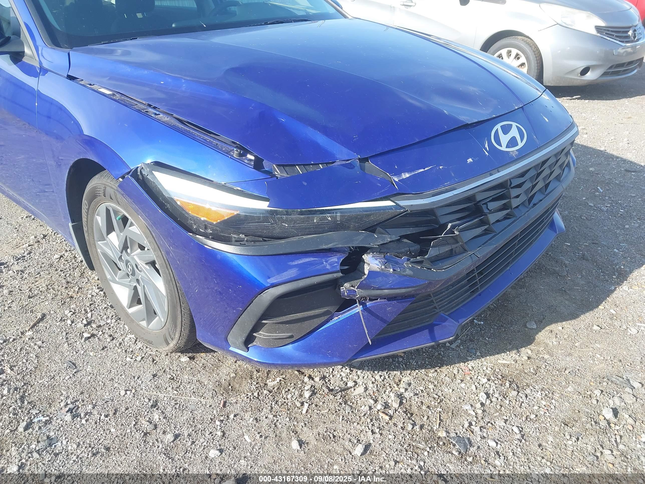HYUNDAI ELANTRA image 6