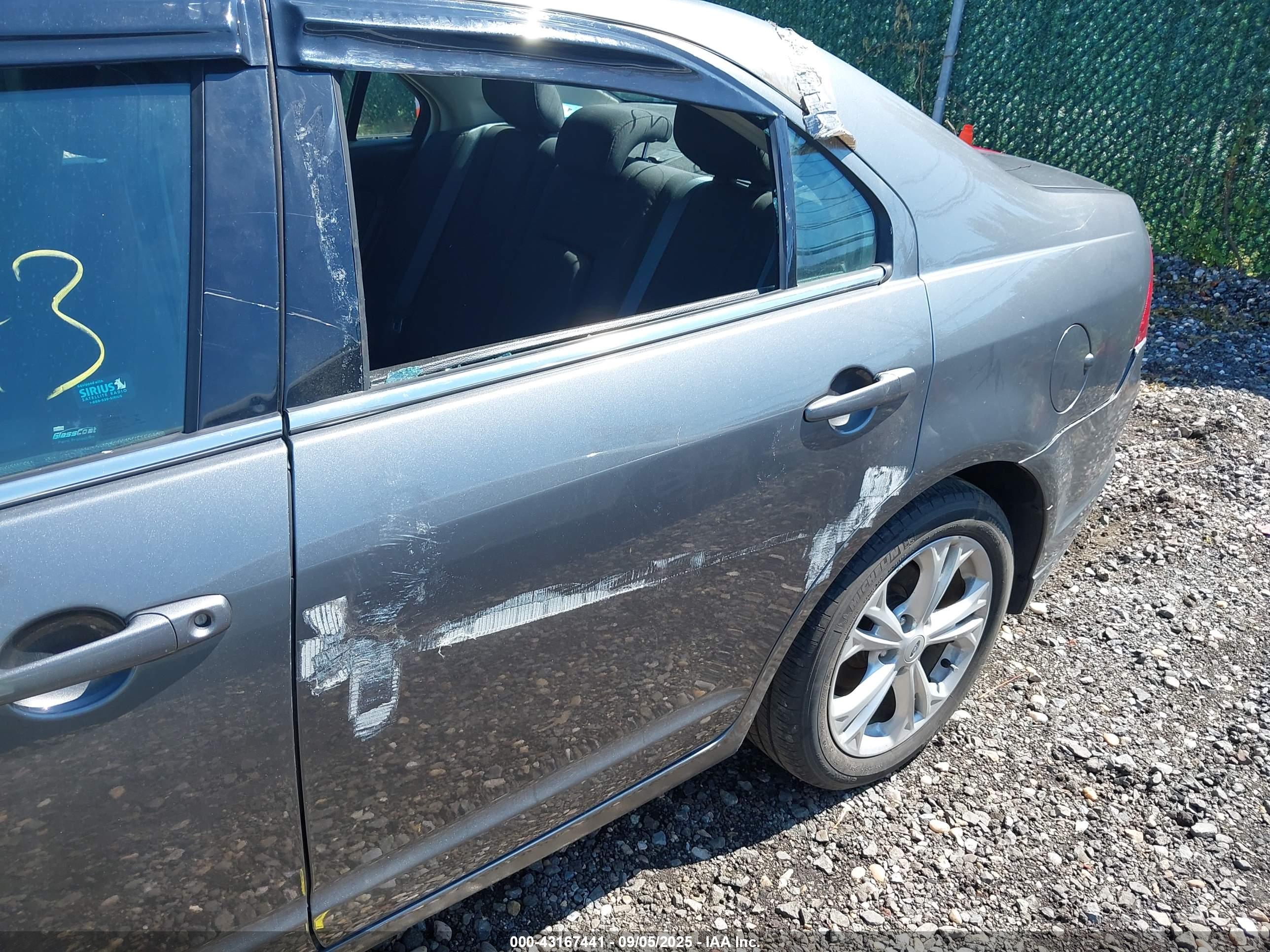 FORD FUSION image 6