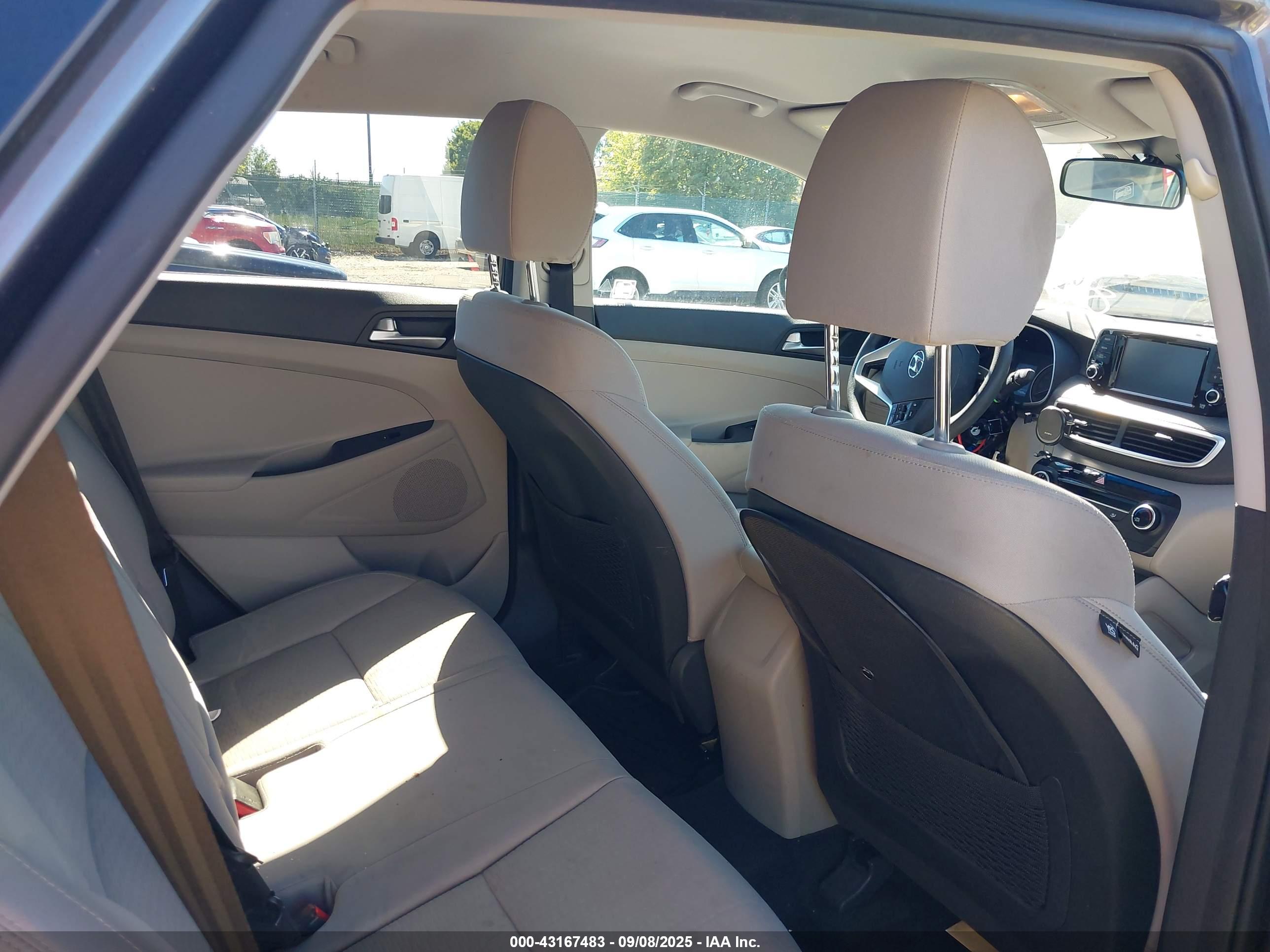 HYUNDAI TUCSON image 8