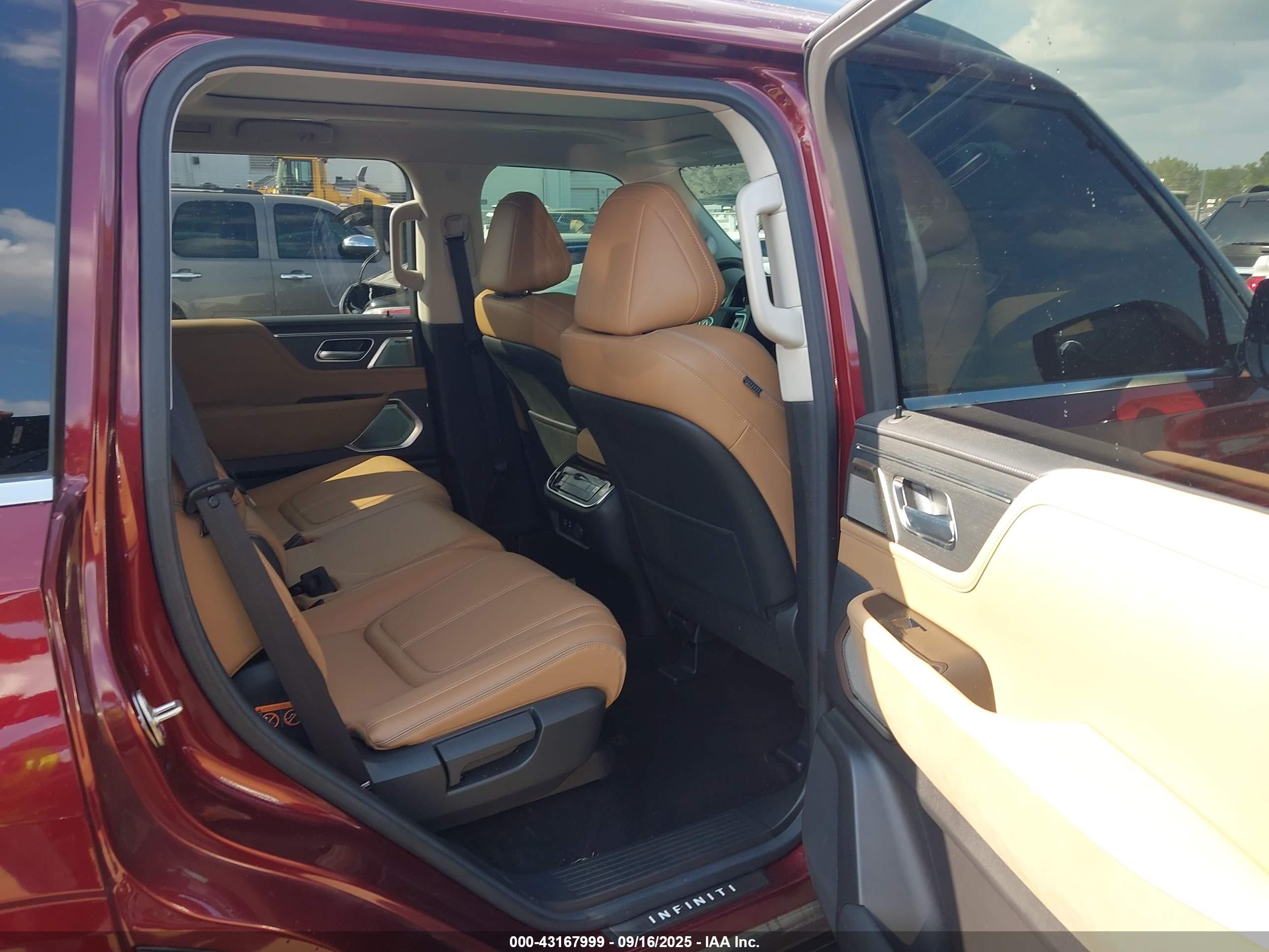 INFINITI QX80 image 8