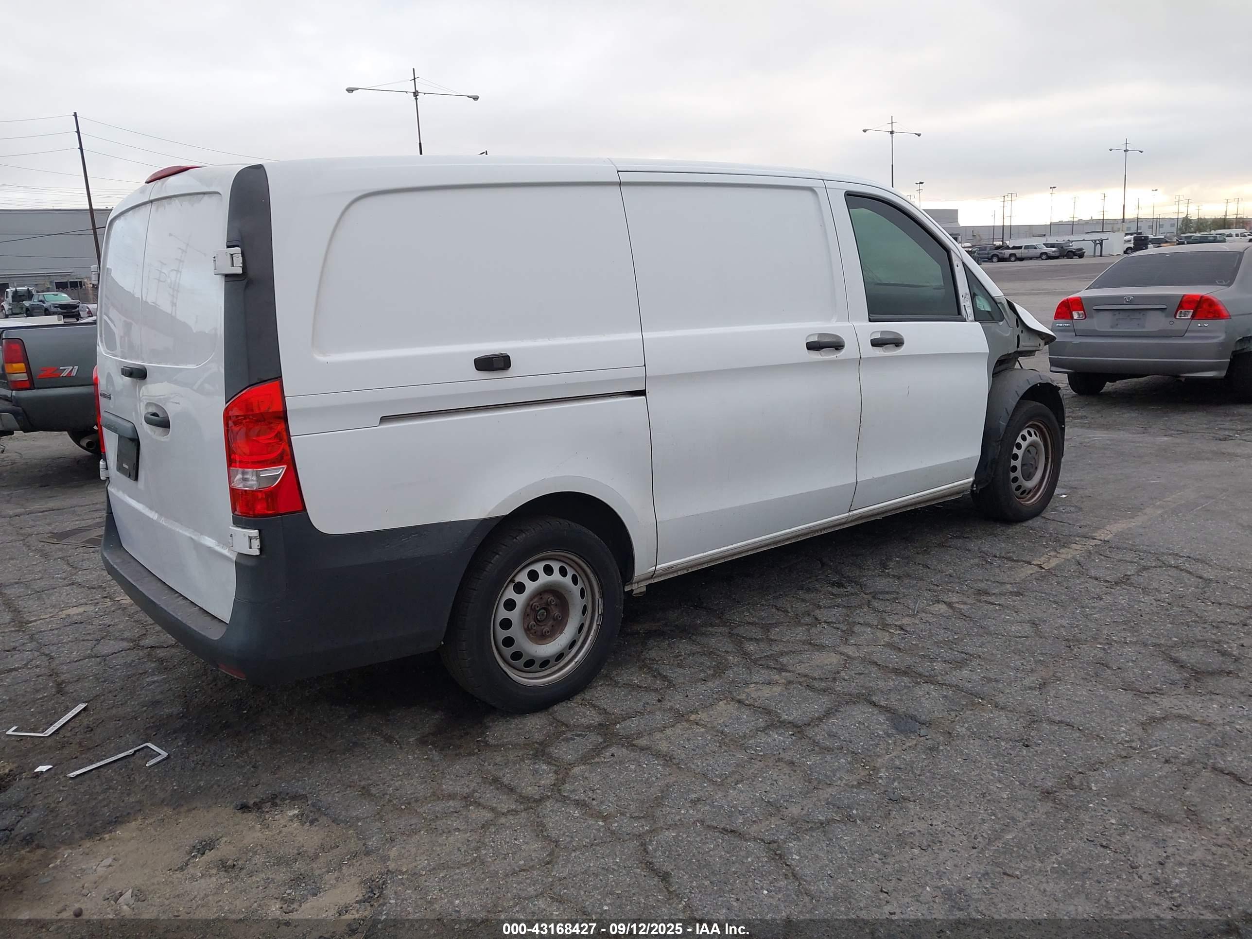 MERCEDES-BENZ METRIS image 4
