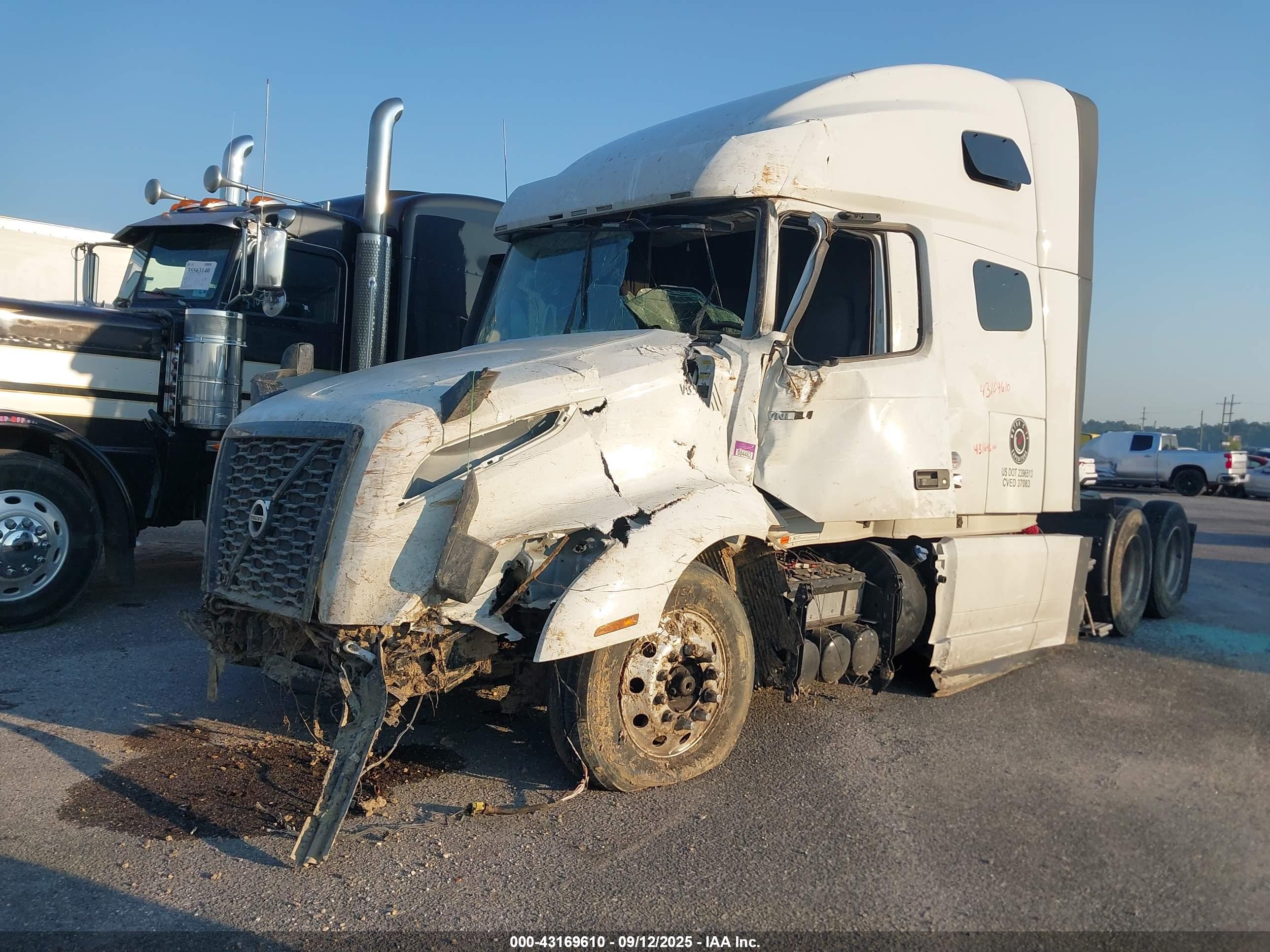 VOLVO VNL image 2