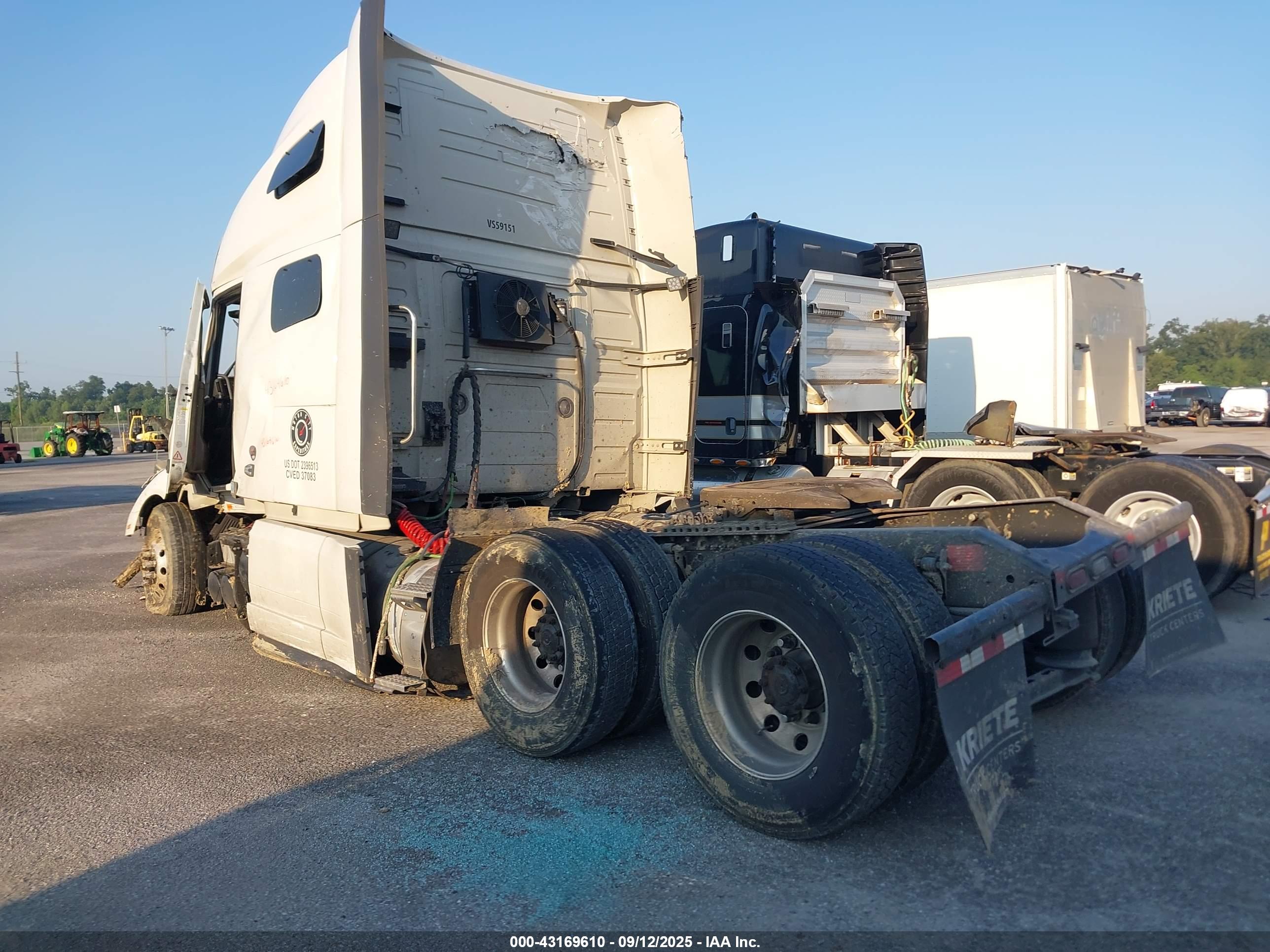 VOLVO VNL image 3
