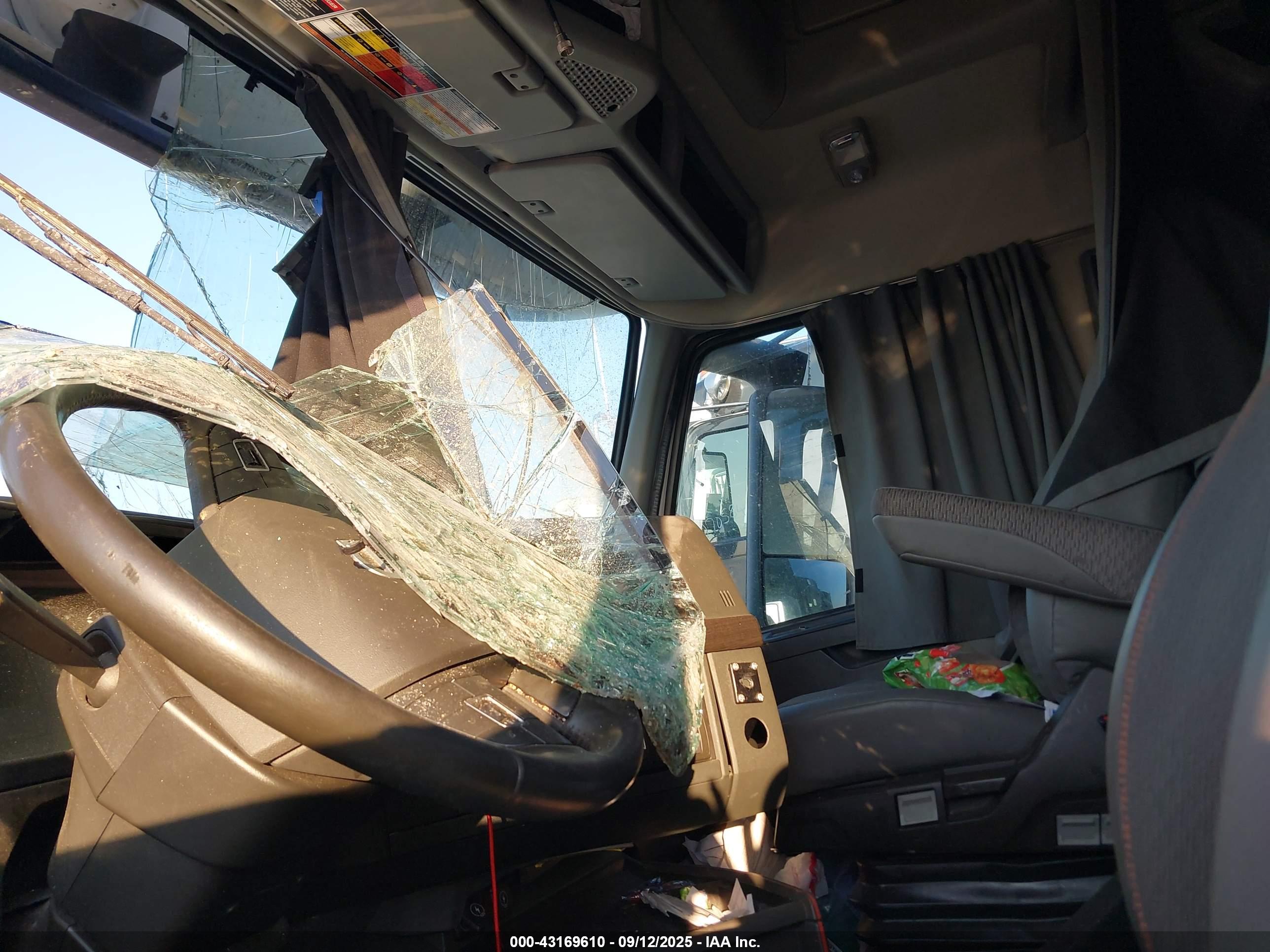 VOLVO VNL image 5