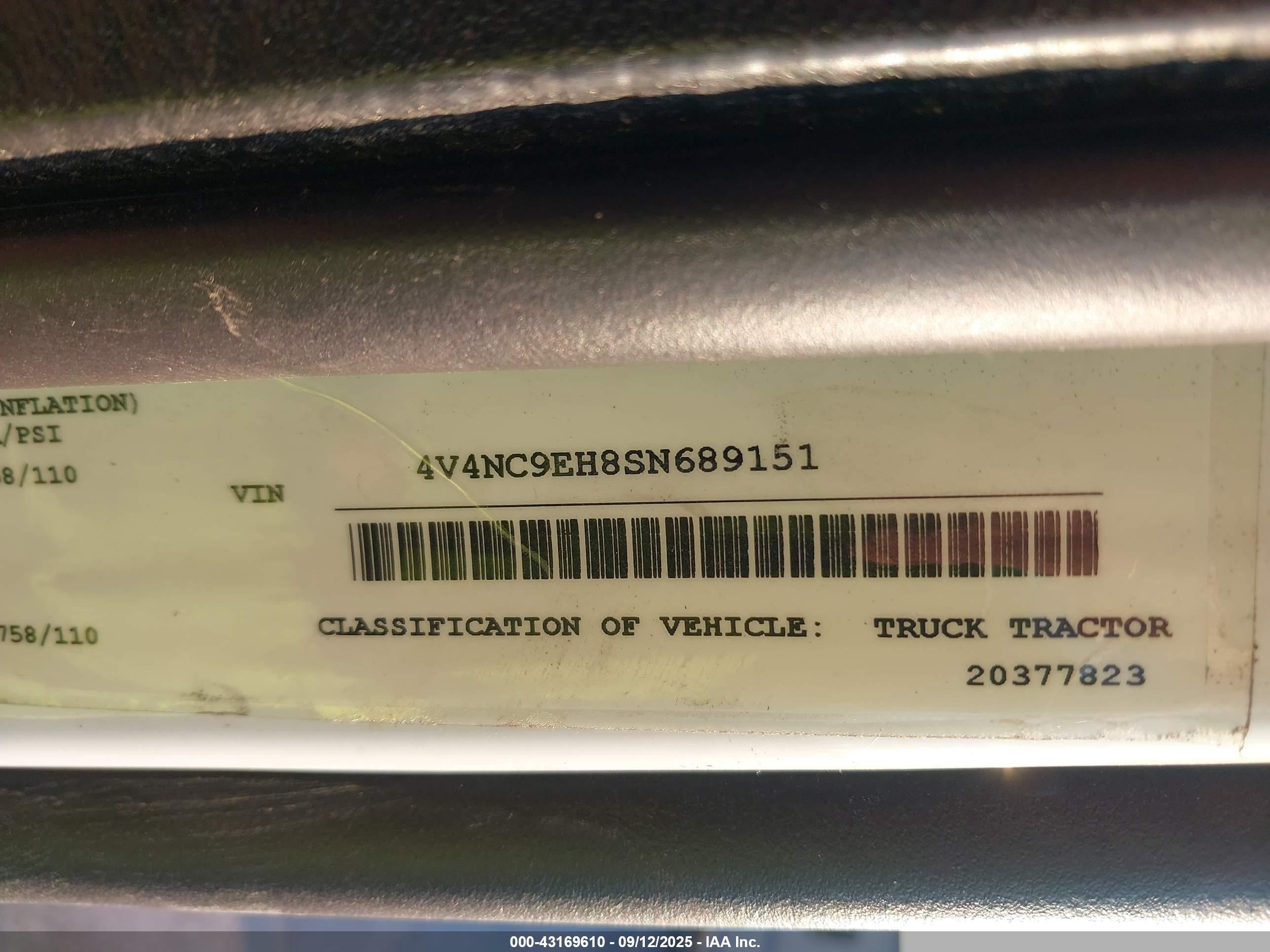 VOLVO VNL image 9