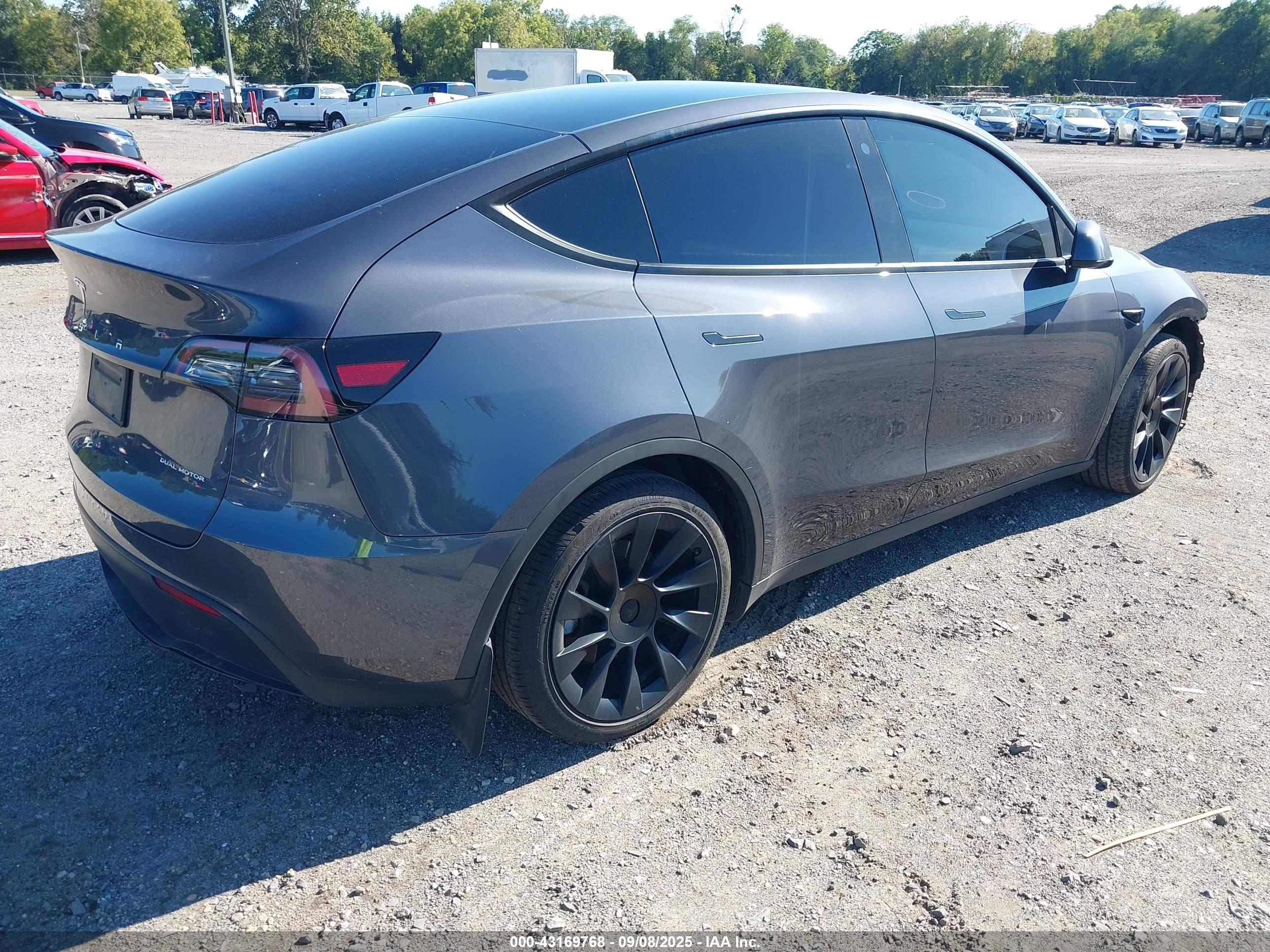 TESLA MODEL image 4