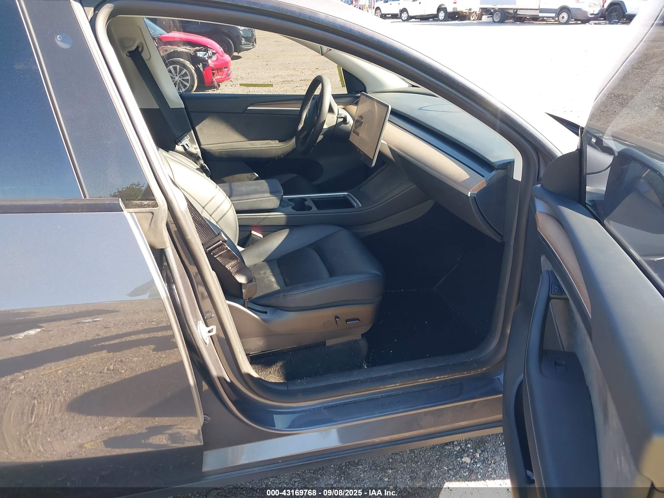 TESLA MODEL image 5