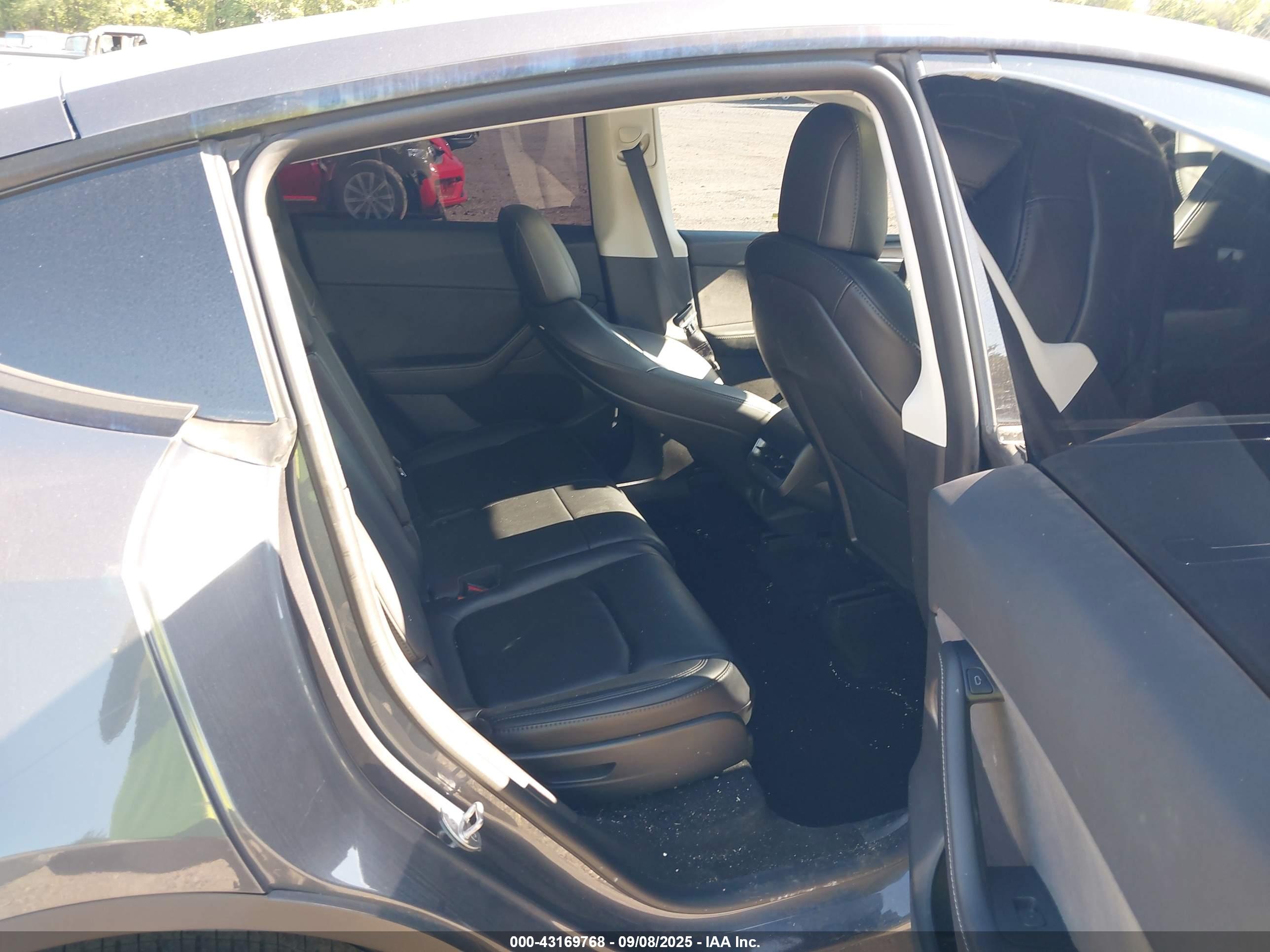 TESLA MODEL image 8
